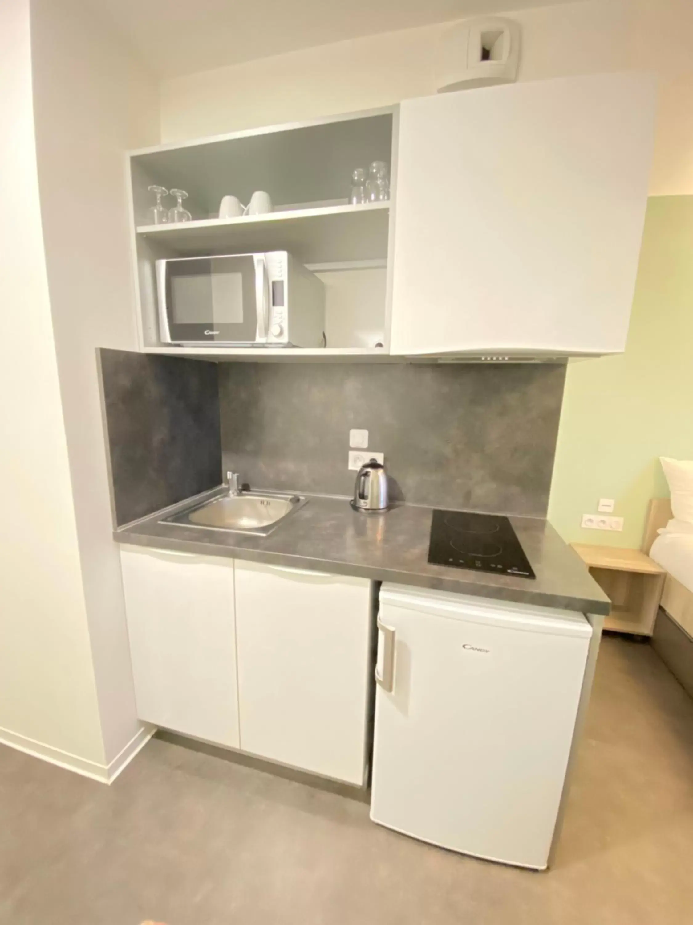 Kitchen or kitchenette, Kitchen/Kitchenette in All Suites Appart Hôtel Massy Palaiseau