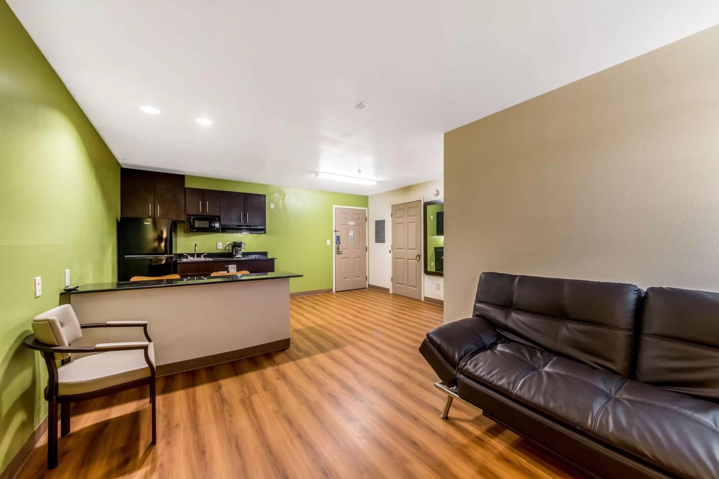 Photo of the whole room in Super 8 by Wyndham Kenedy