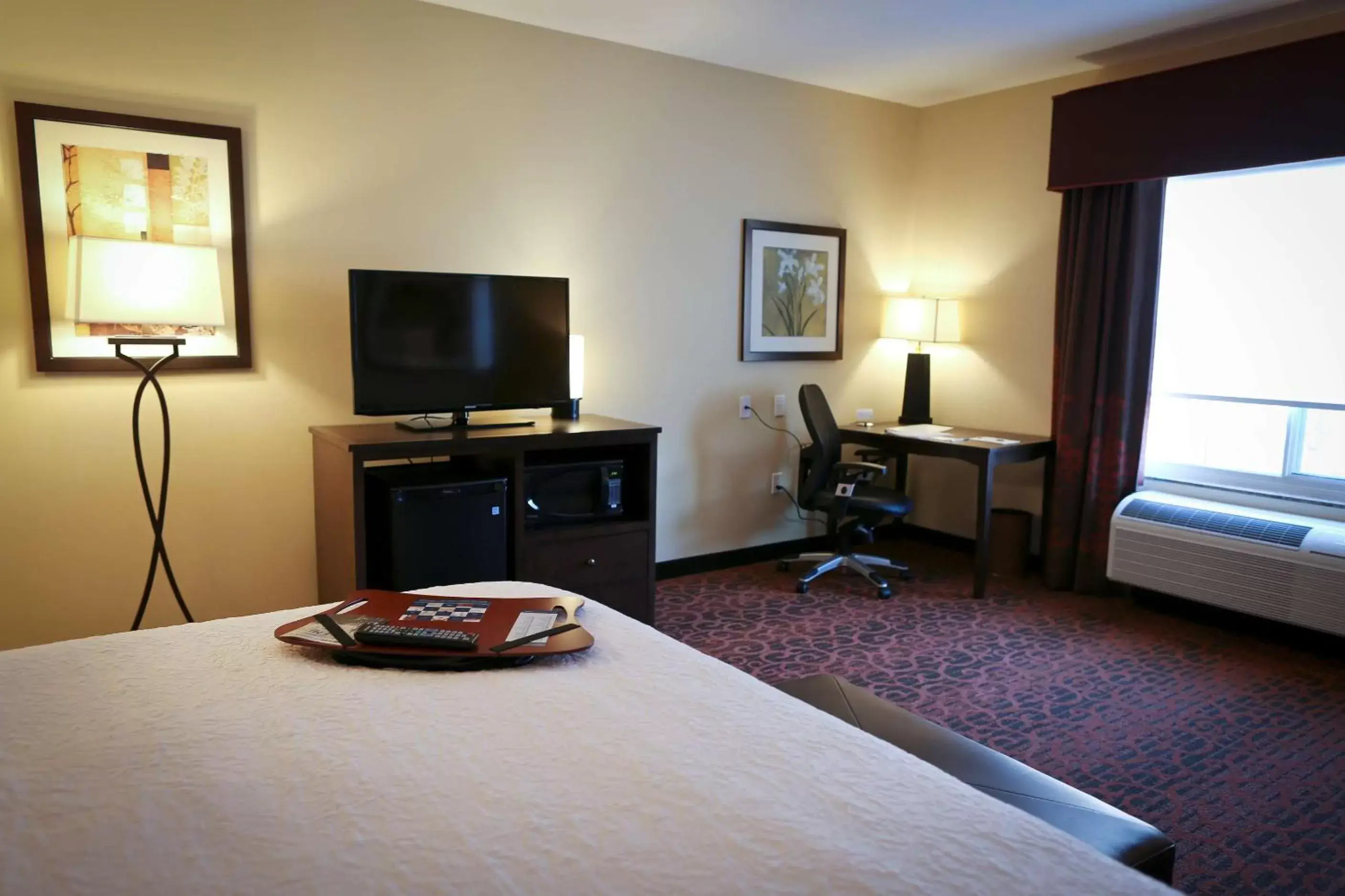 Bed, TV/Entertainment Center in Hampton Inn Union City