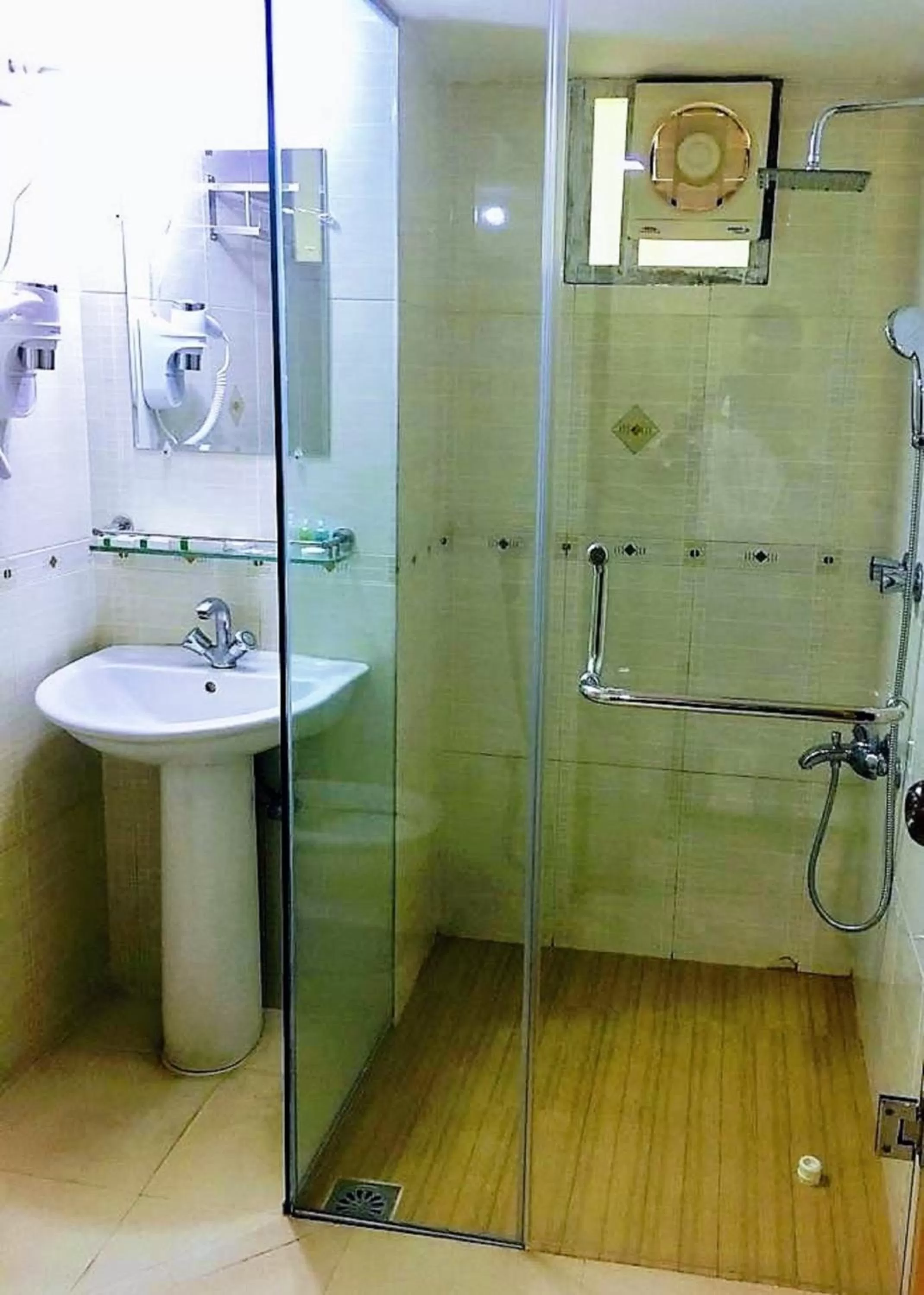 Bathroom in Civic Inn