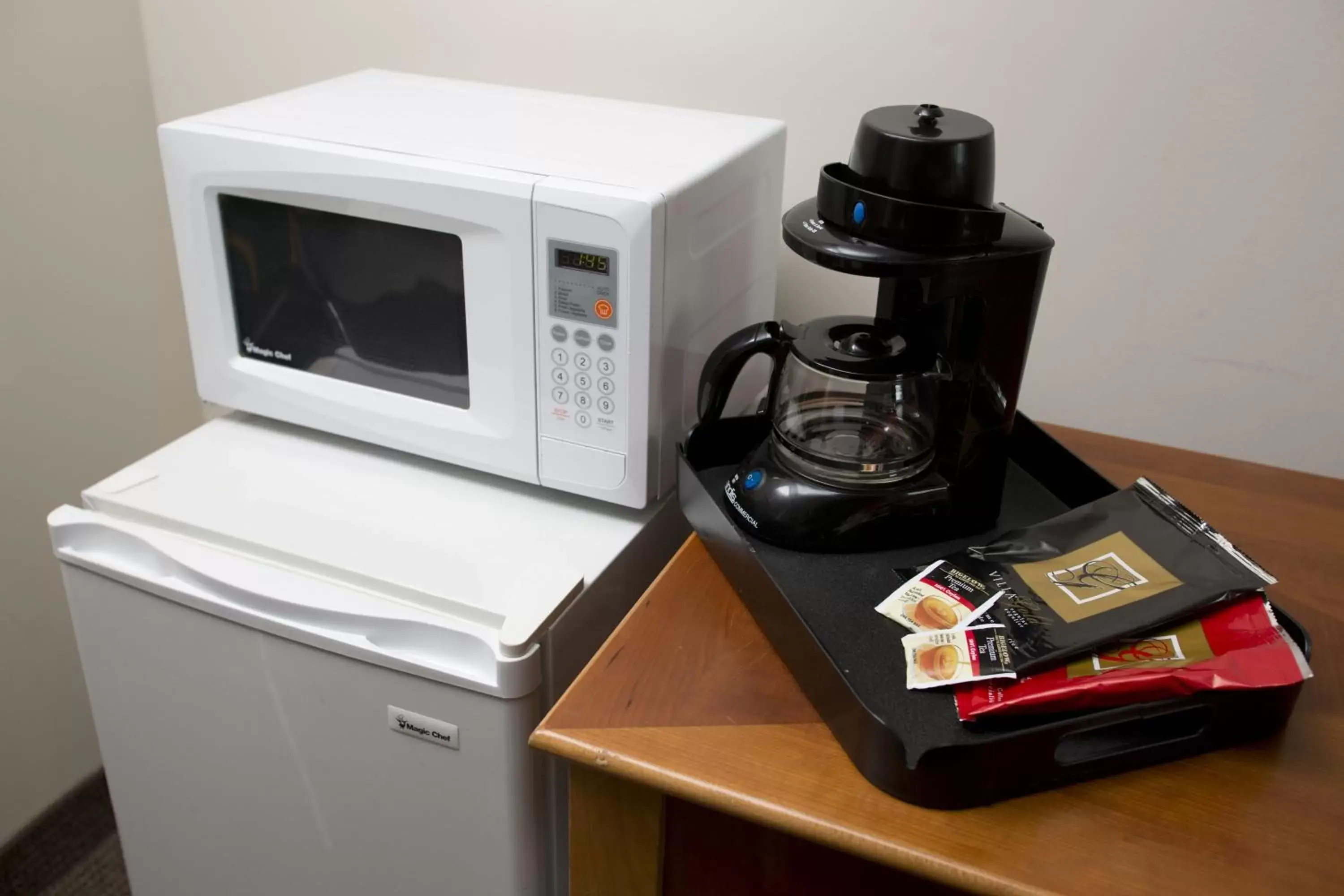 Coffee/tea facilities, TV/Entertainment Center in The Falls Hotel & Inn