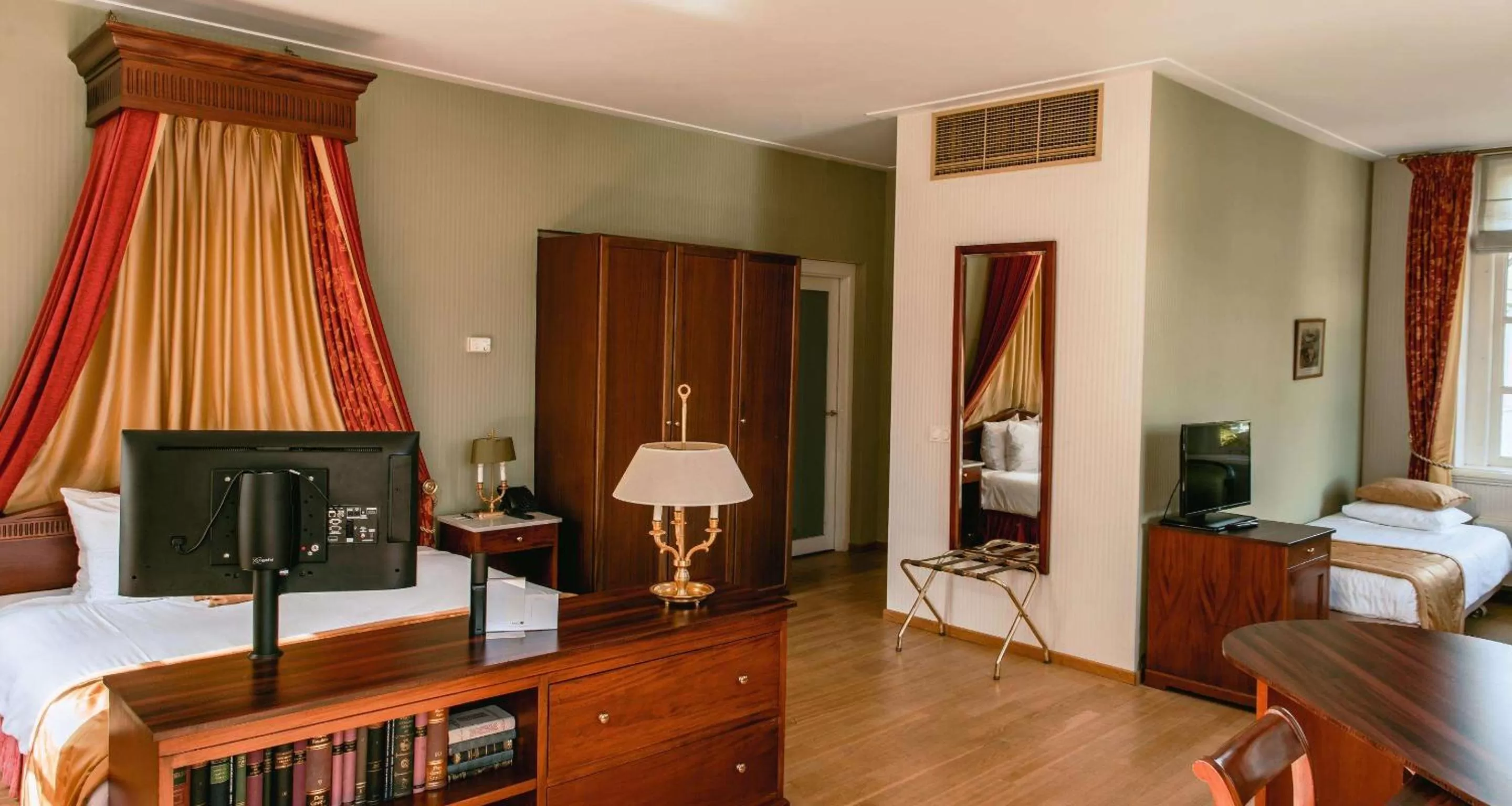 Bedroom, Bed in Grand Hotel Karel V