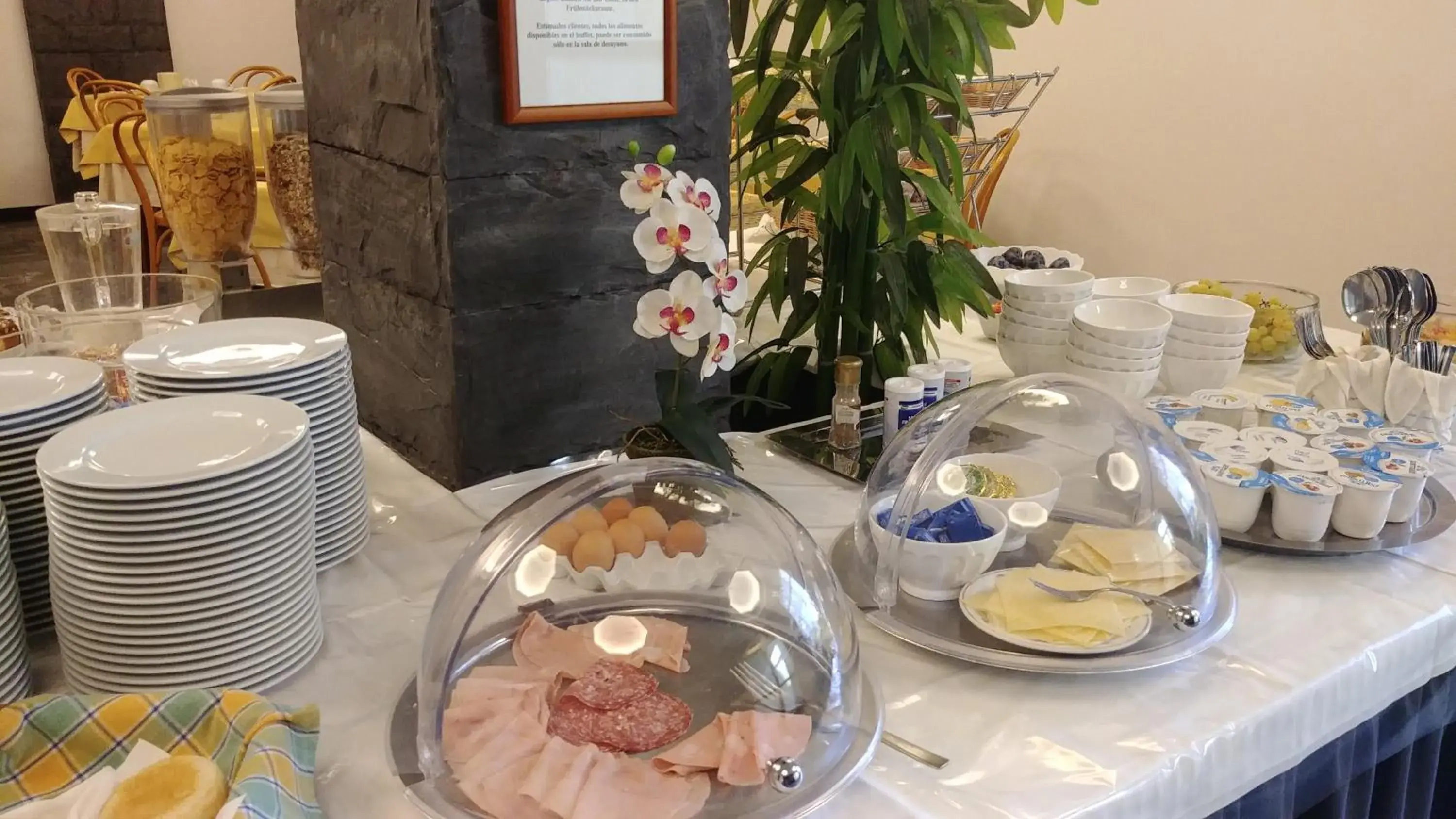 Buffet breakfast, Food in Hotel Vittoria