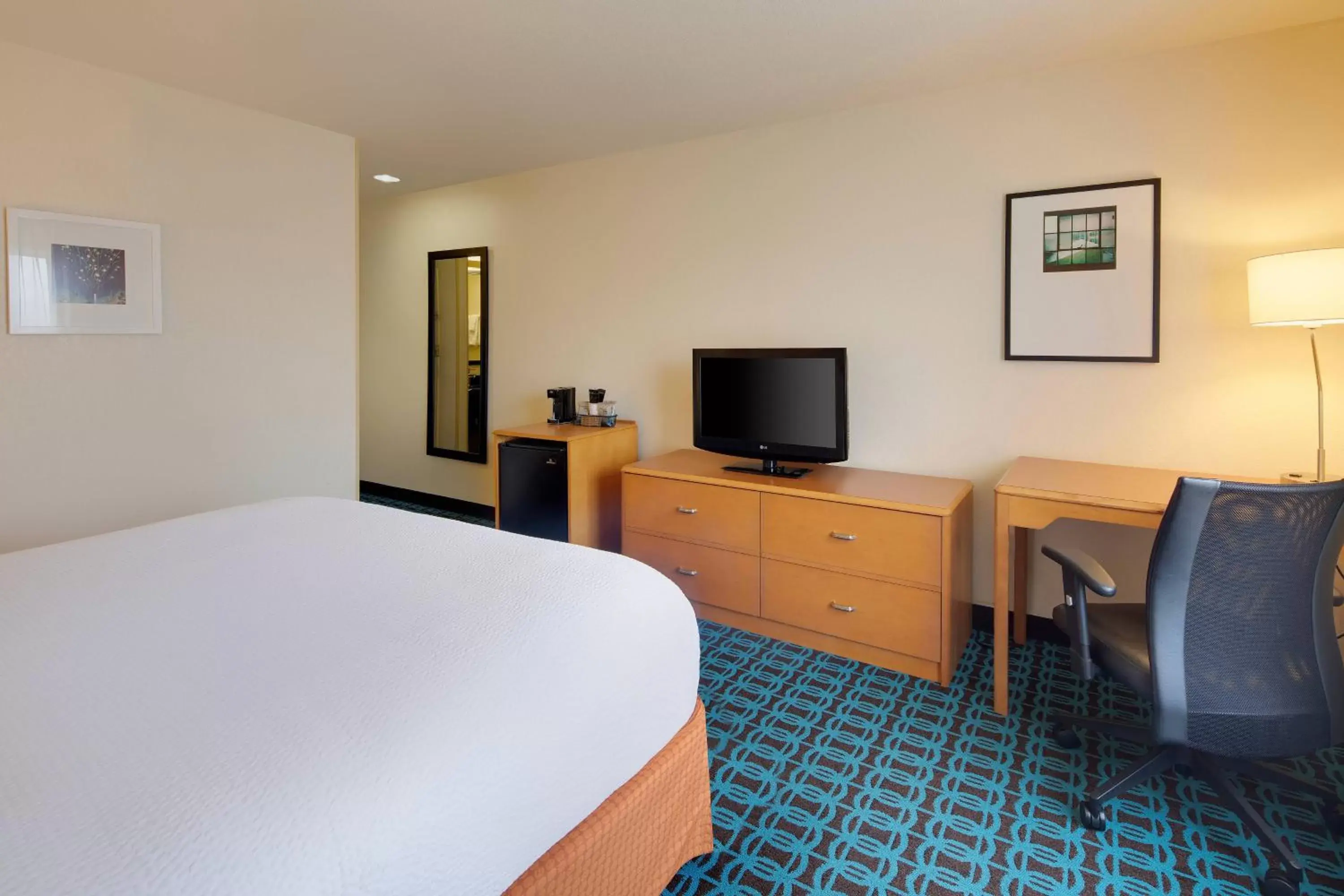 Photo of the whole room, Bed in Fairfield Inn & Suites Indianapolis Airport