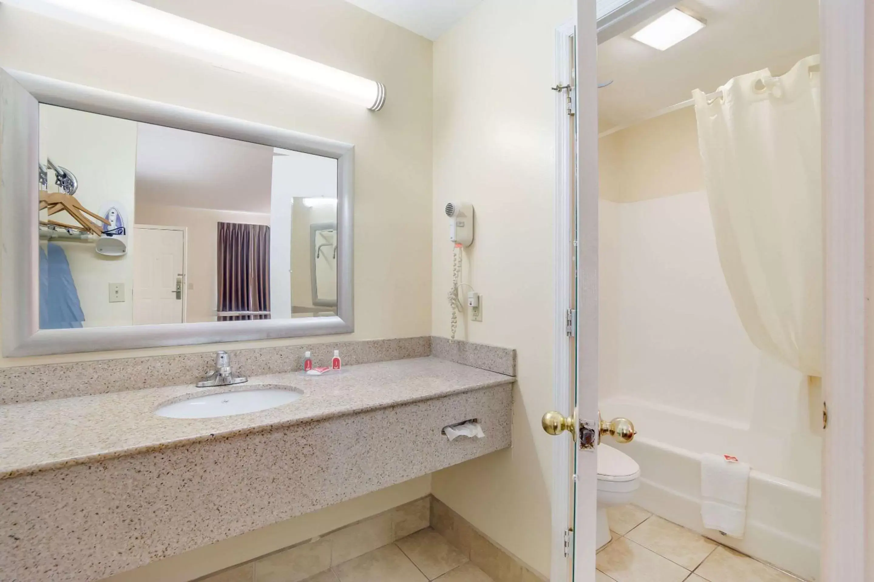 Photo of the whole room, Bathroom in Econo Lodge Santee
