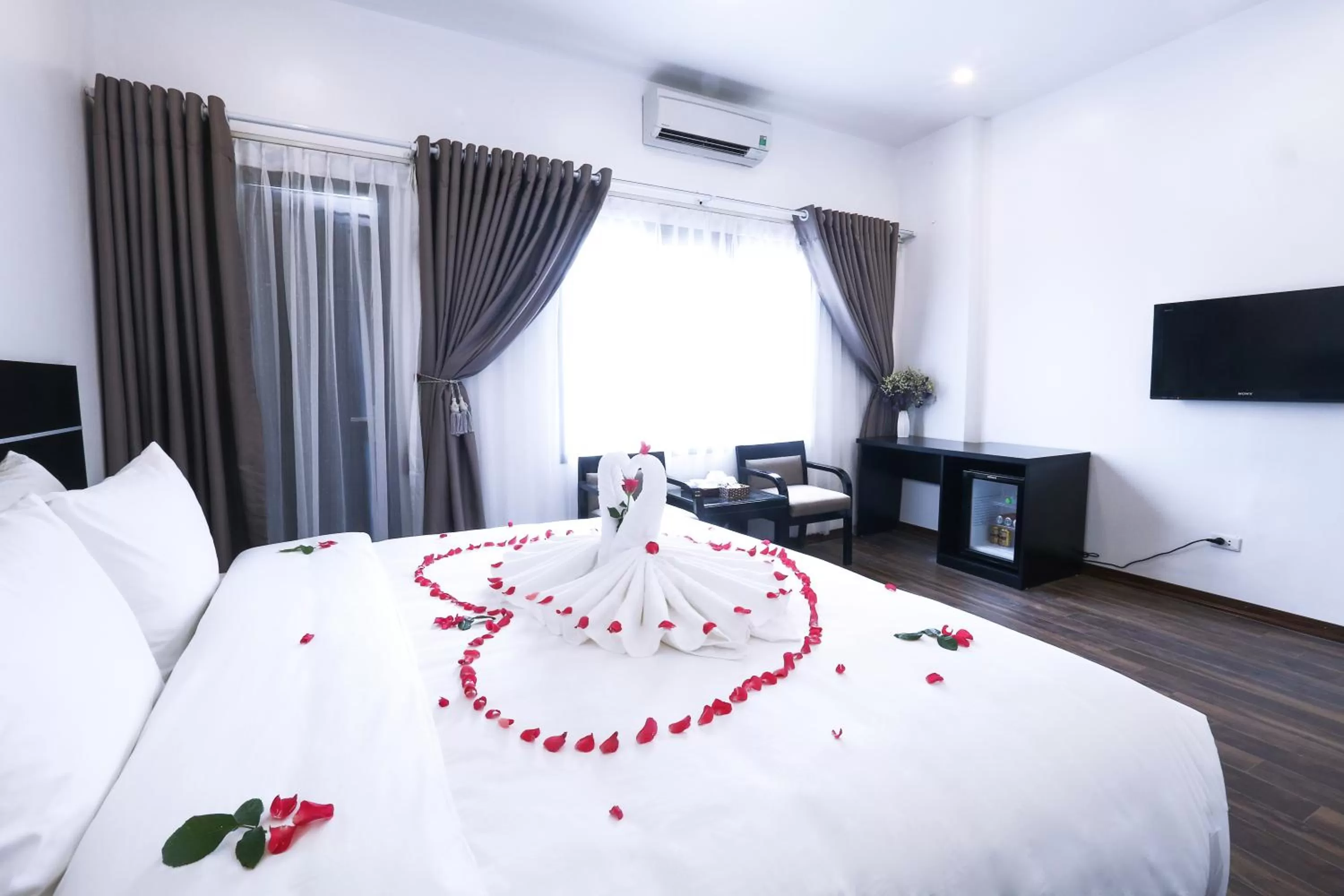 Photo of the whole room, Bed in Hanoi Starlight Boutique Hotel