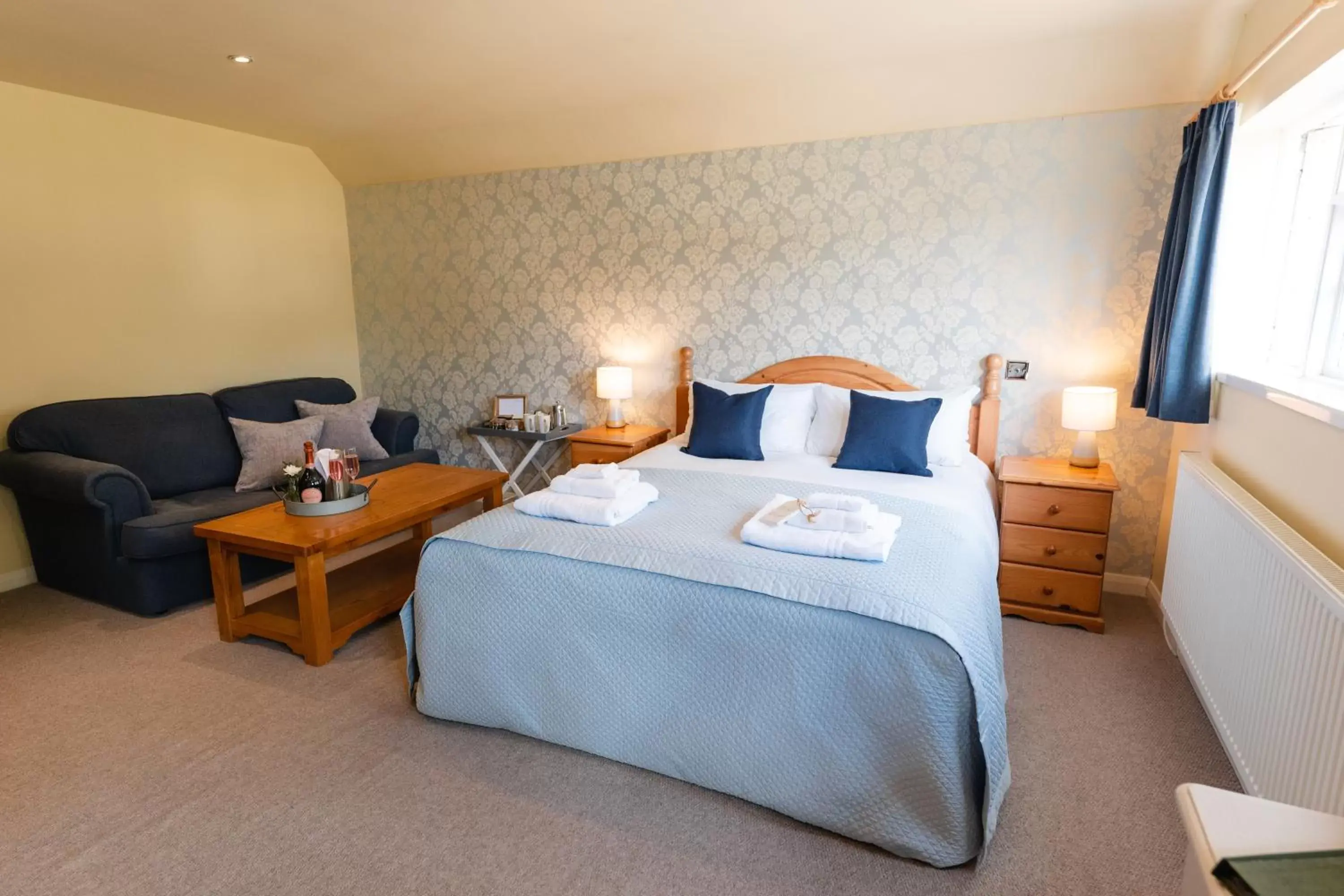 Photo of the whole room, Bed in Fox And Hounds Llancarfan