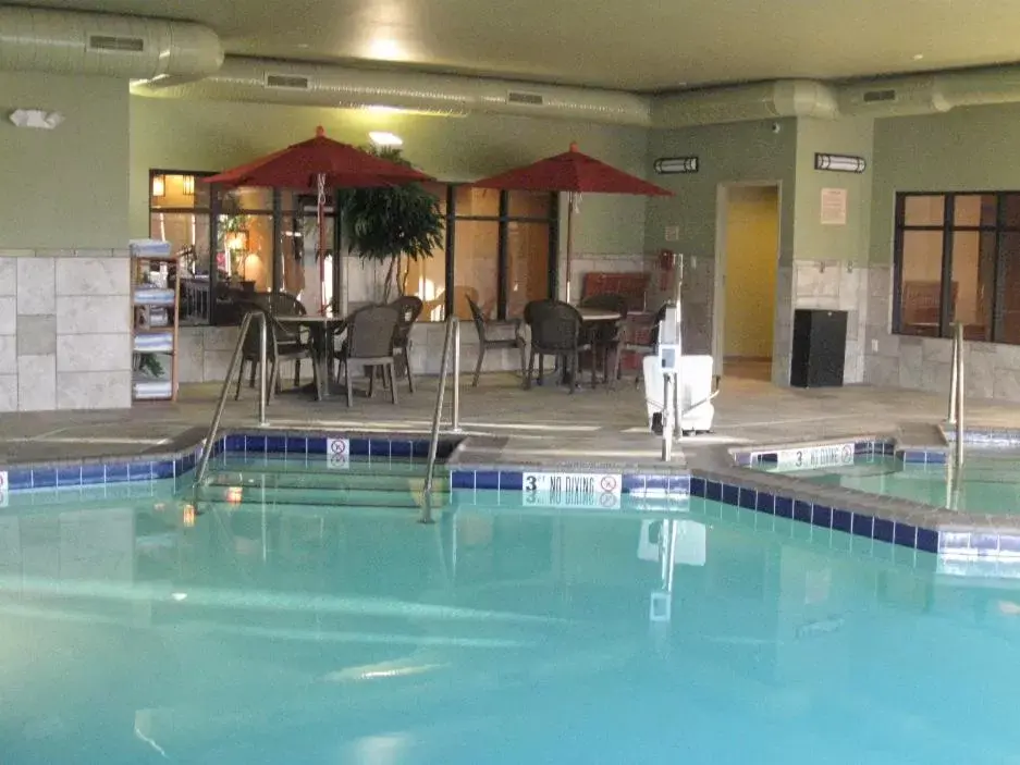 Swimming Pool in Little Missouri Inn & Suites Watford City