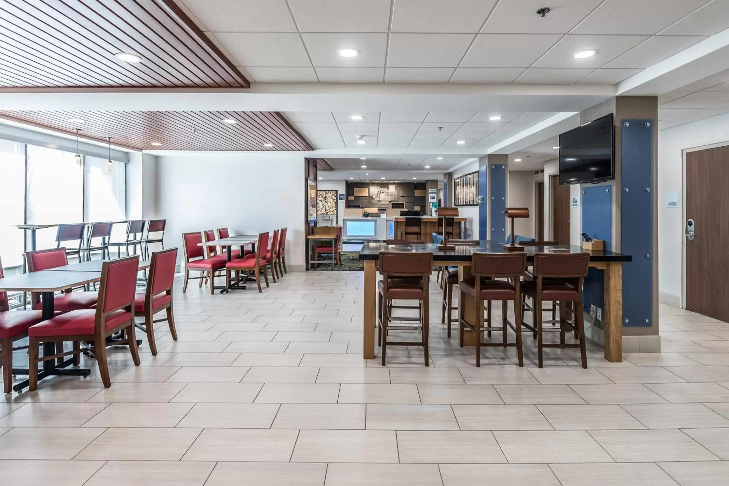 Breakfast, Restaurant/Places to Eat in Holiday Inn Express Flint-Campus Area, an IHG Hotel