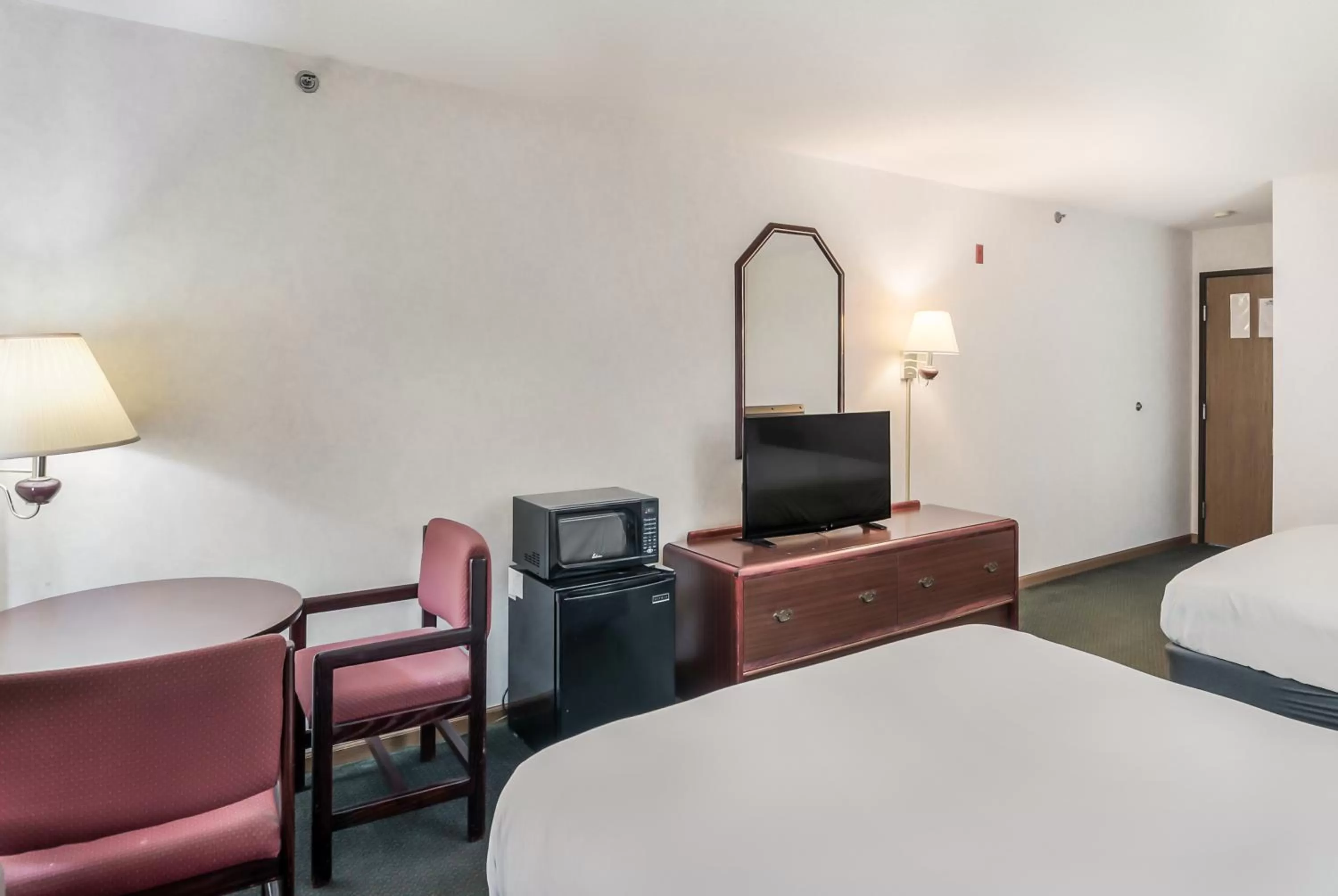 TV and multimedia, Bed in Americas Best Value Inn-Wenona