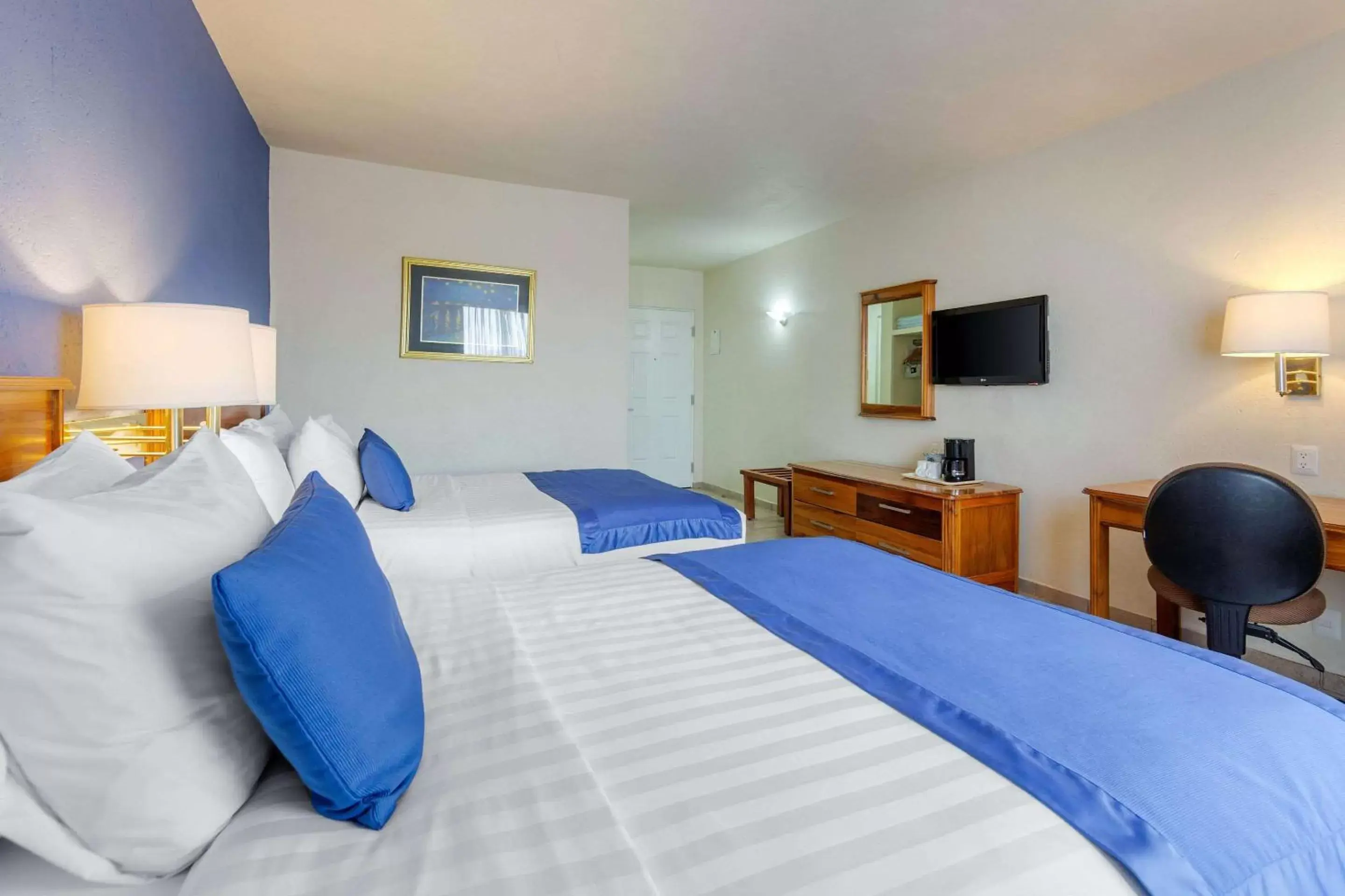 Photo of the whole room, Bed in Comfort Inn Tampico