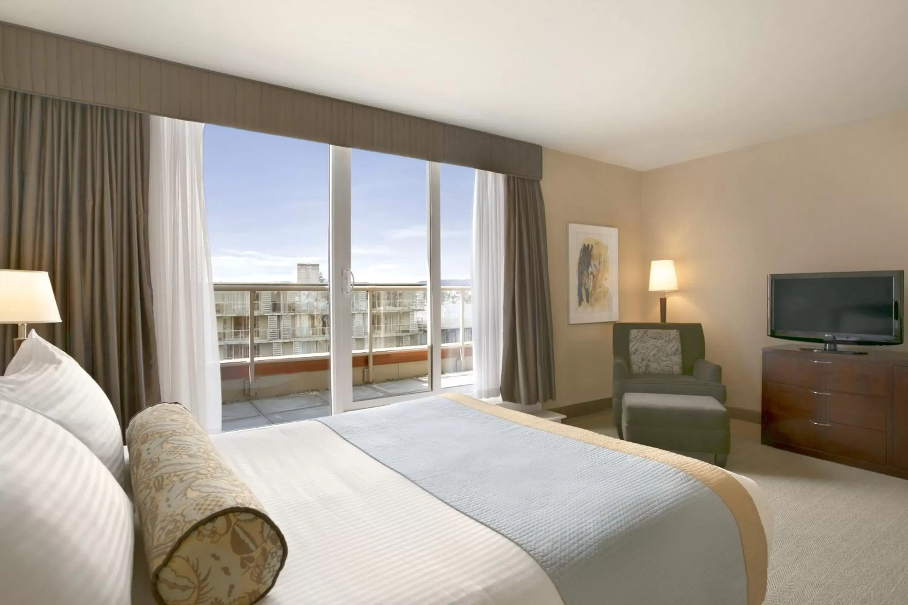 Bedroom, Bed in Coast Victoria Hotel & Marina by APA