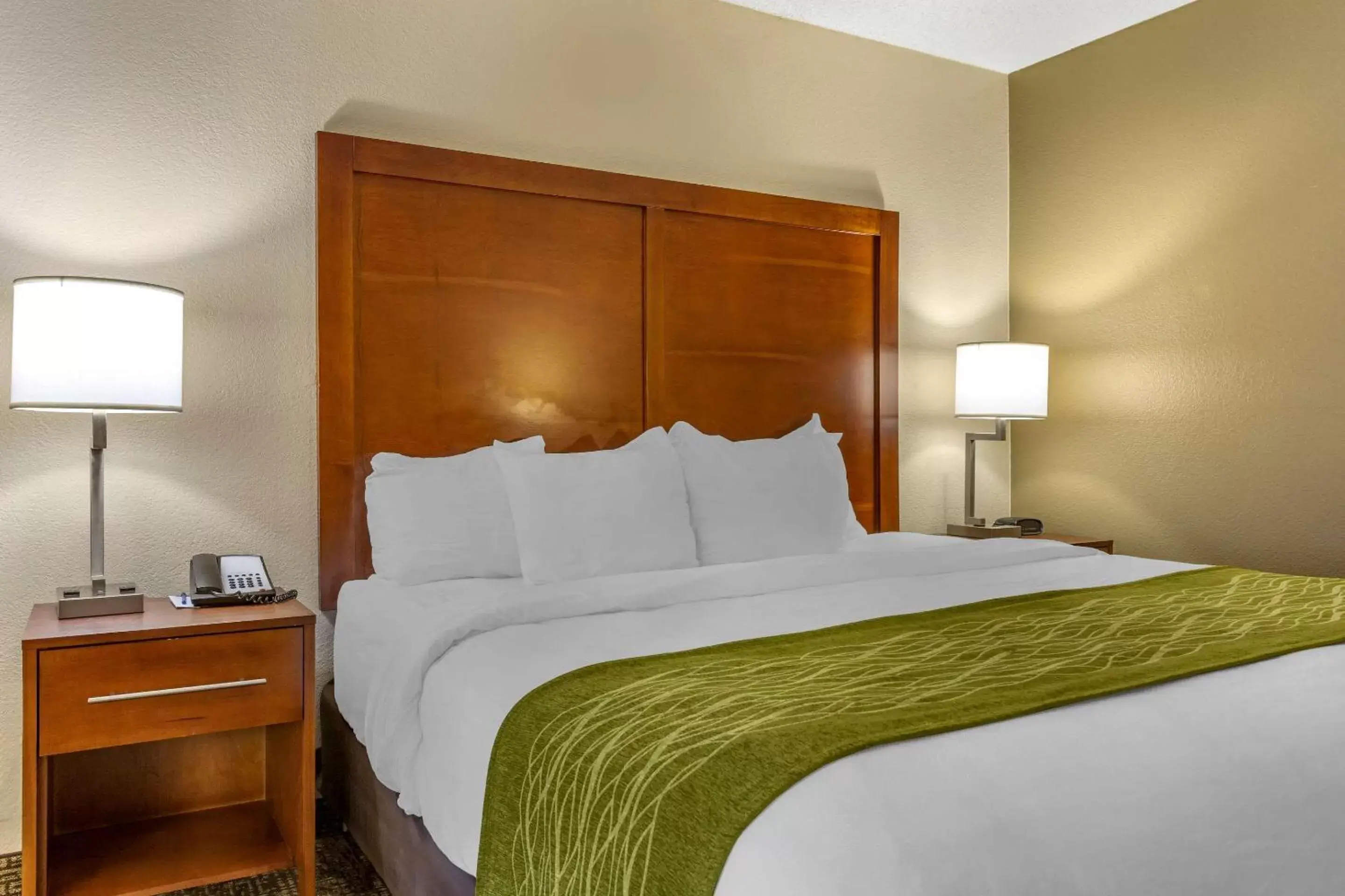 Photo of the whole room, Bed in Comfort Inn & Suites Phoenix North / Deer Valley