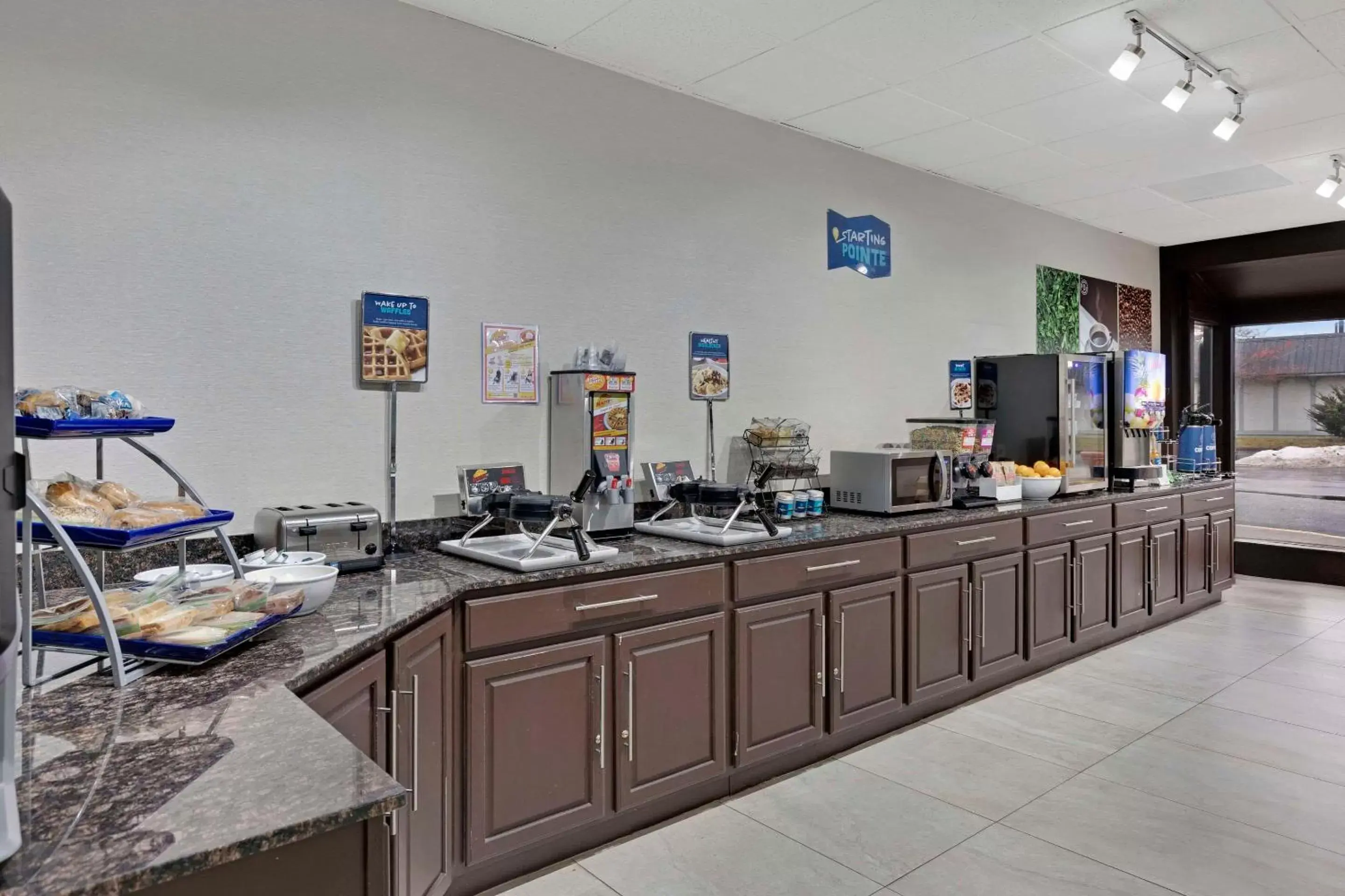 Breakfast, Restaurant/Places to Eat in Clarion Pointe by Choice Hotel