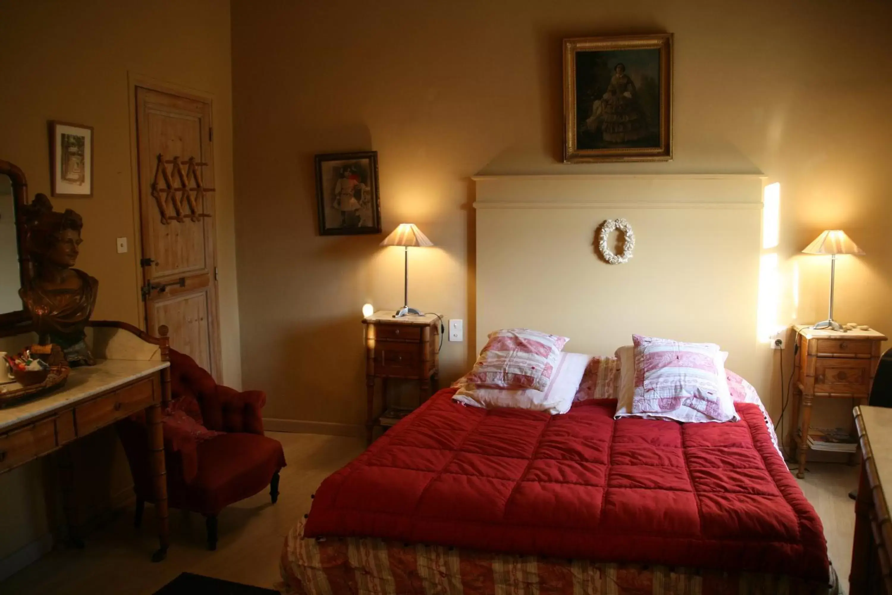 Bedroom, Bed in La Maison sur la Colline