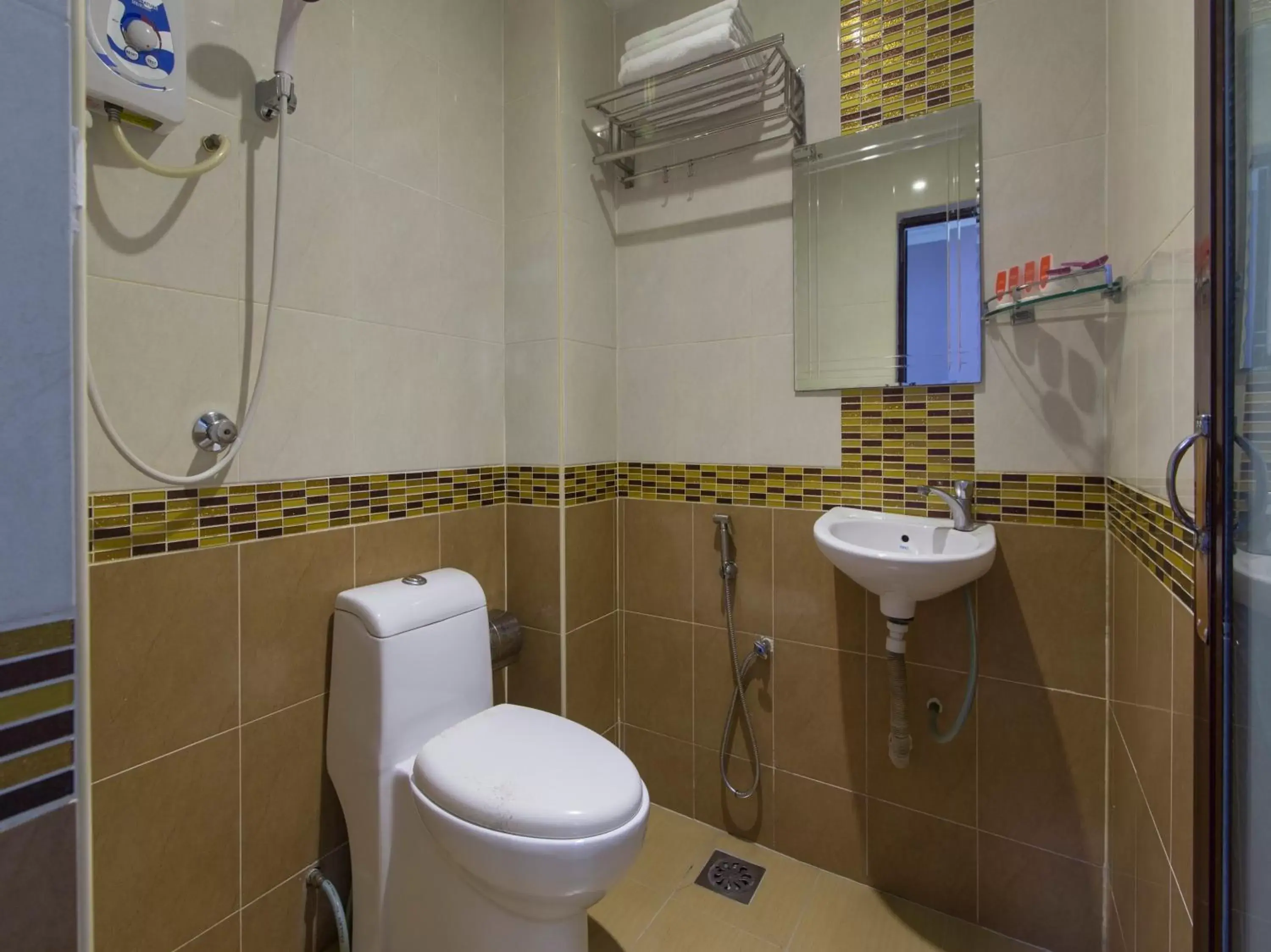 Bathroom in Super OYO 998 Queen City Hotel