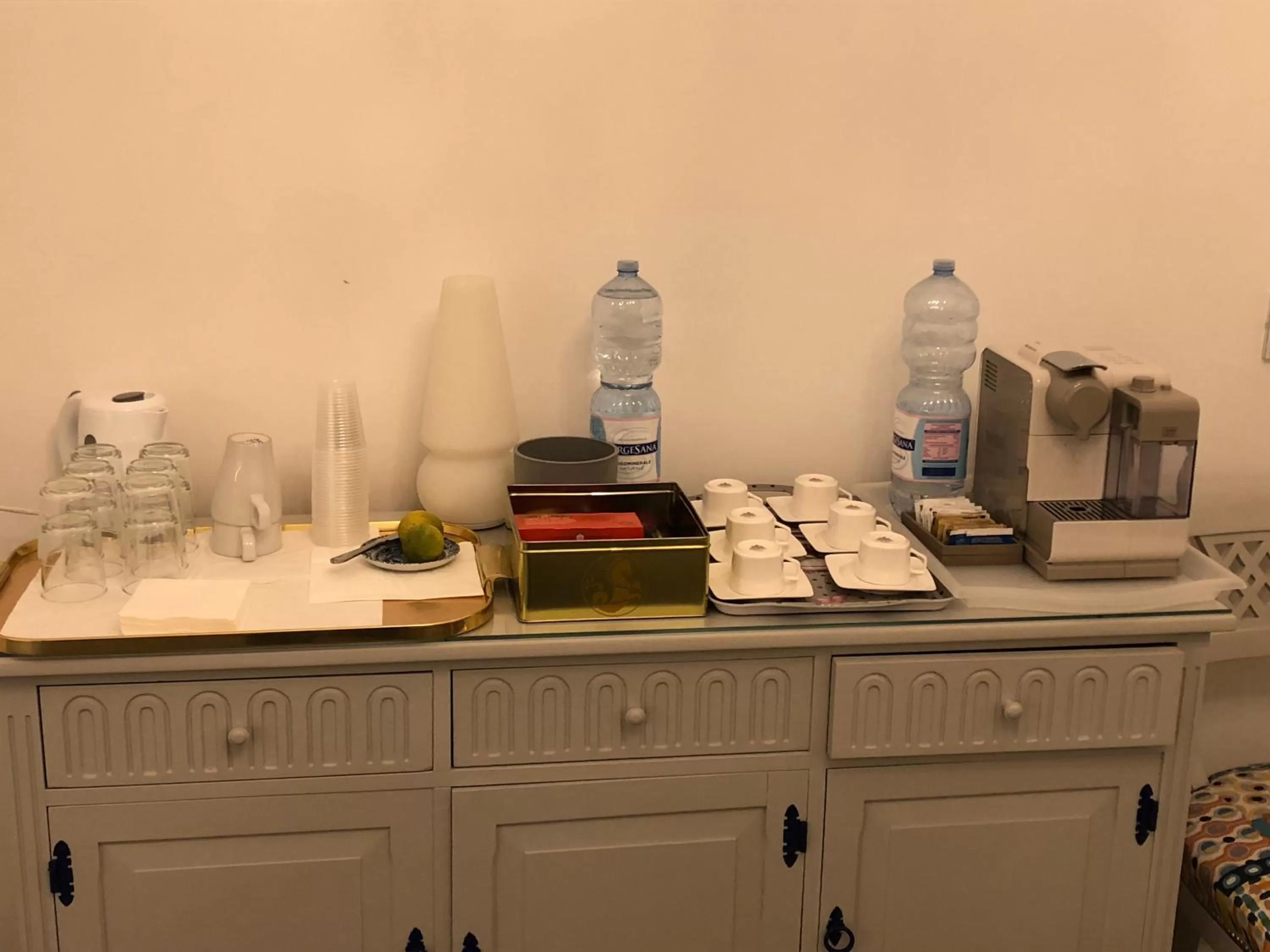 Communal lounge/ TV room in Specchio di Parthenope B&B