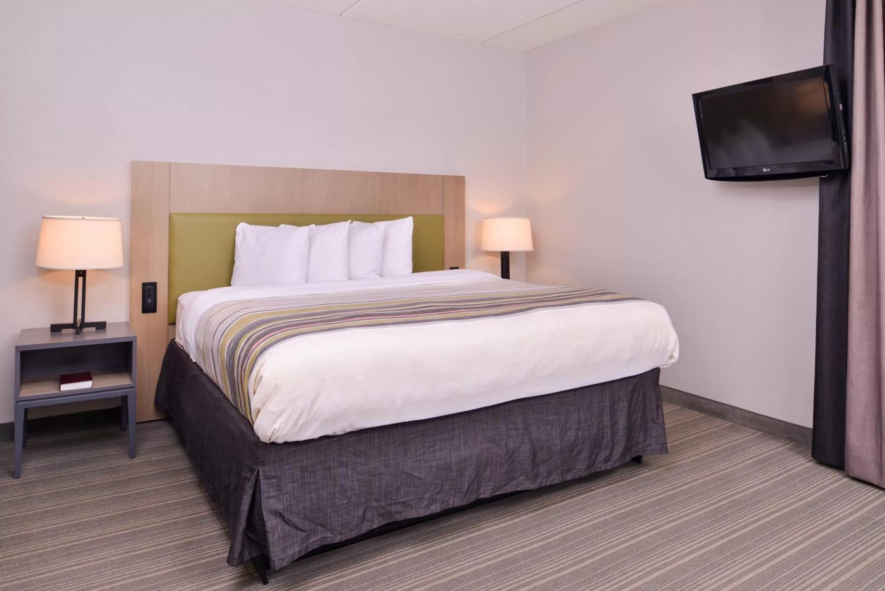 Bed in Country Inn & Suites by Radisson Raleigh-Durham Airport NC