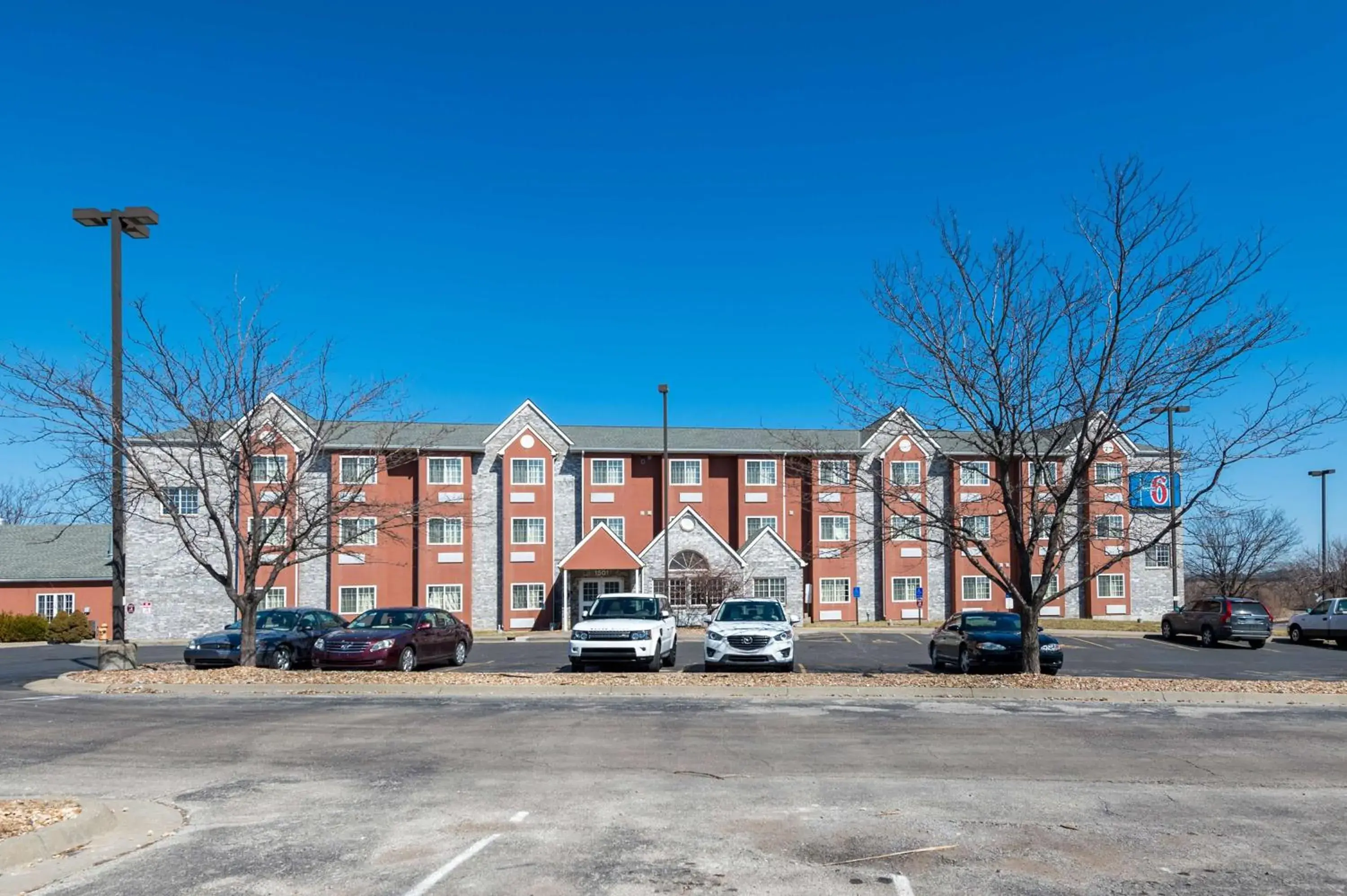 Property building, Winter in Motel 6-Olathe, KS