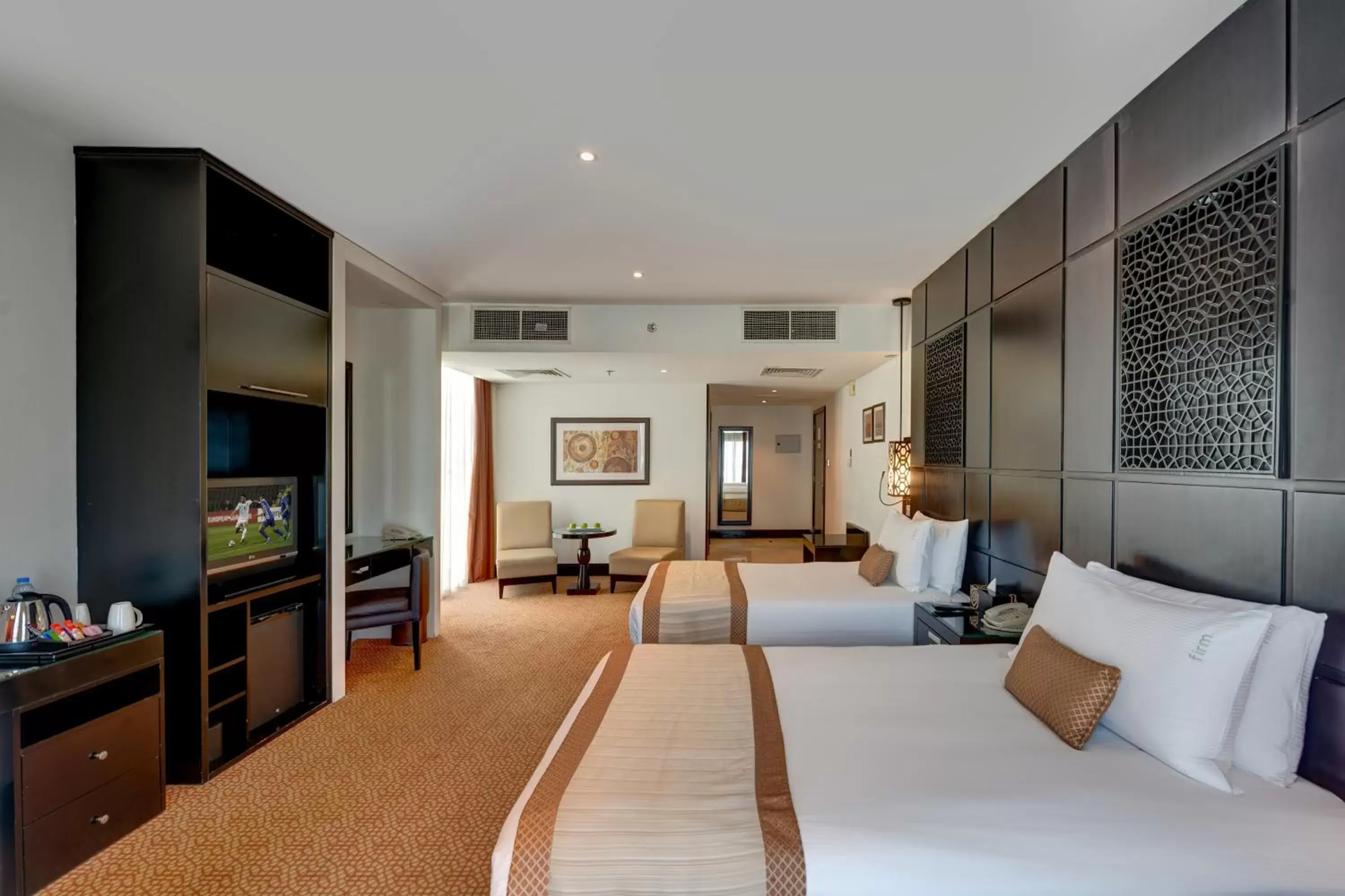 Bedroom, TV/Entertainment Center in Holiday Inn Dubai Al Barsha, an IHG Hotel