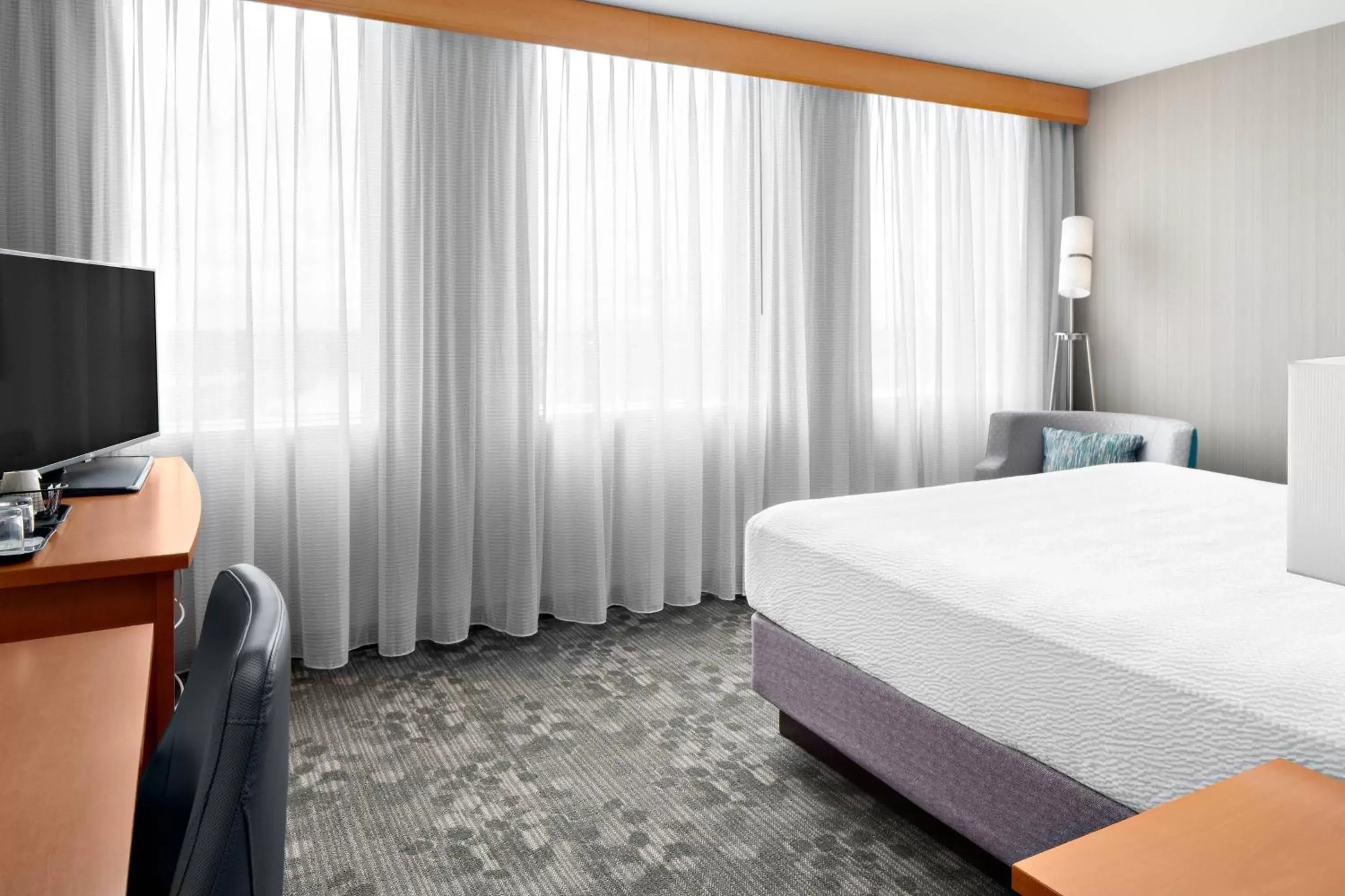 Photo of the whole room, Bed in Courtyard by Marriott Edmonton Downtown