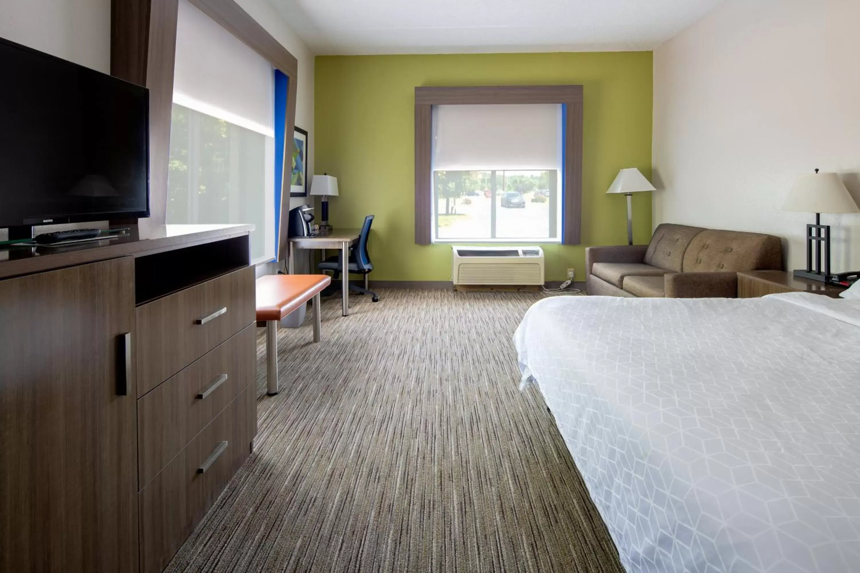 Photo of the whole room, TV/Entertainment Center in Holiday Inn Express Hotel & Suites Chattanooga-Lookout Mountain, an IHG Hotel