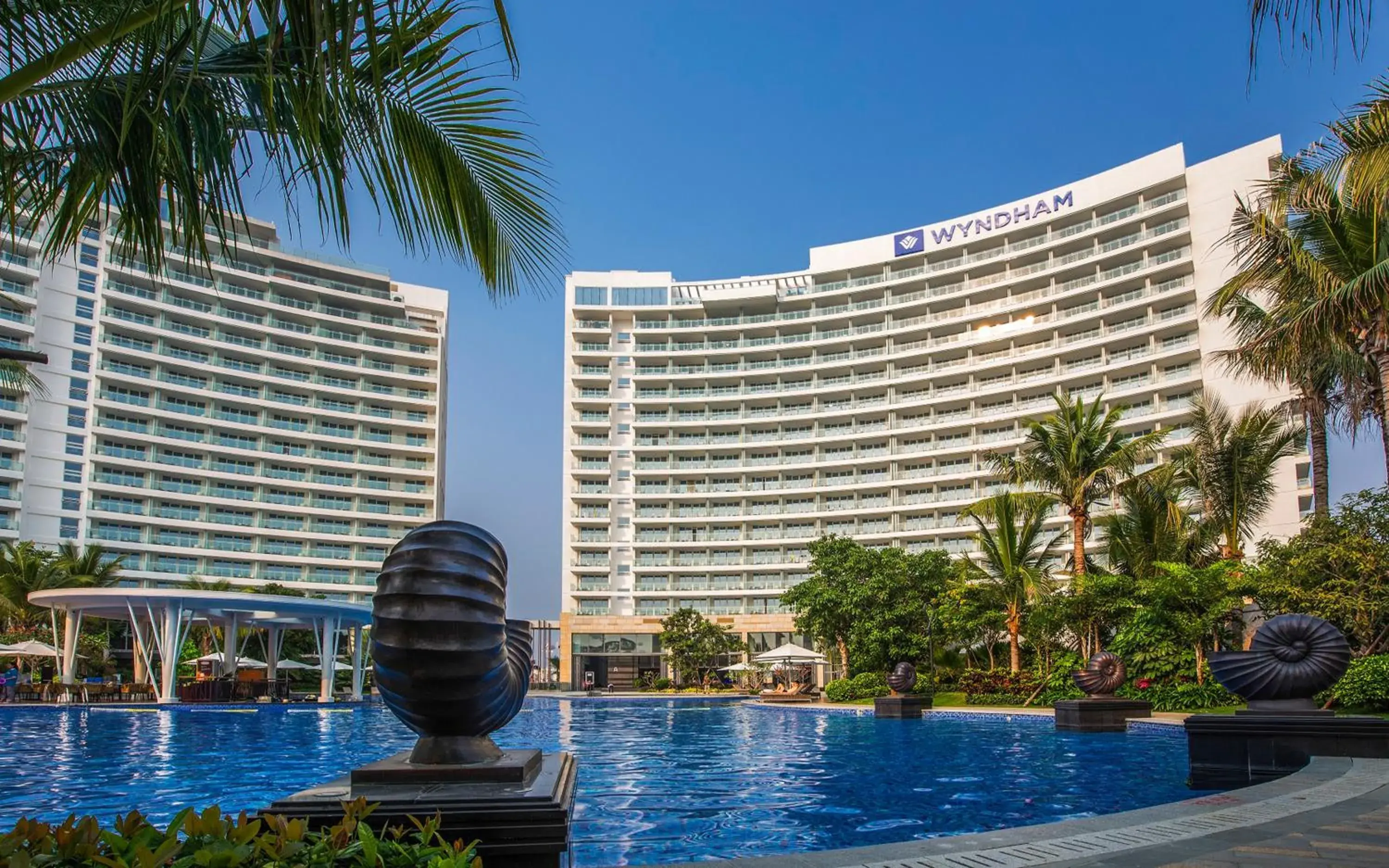 Property building, Swimming Pool in Wyndham Sanya Bay