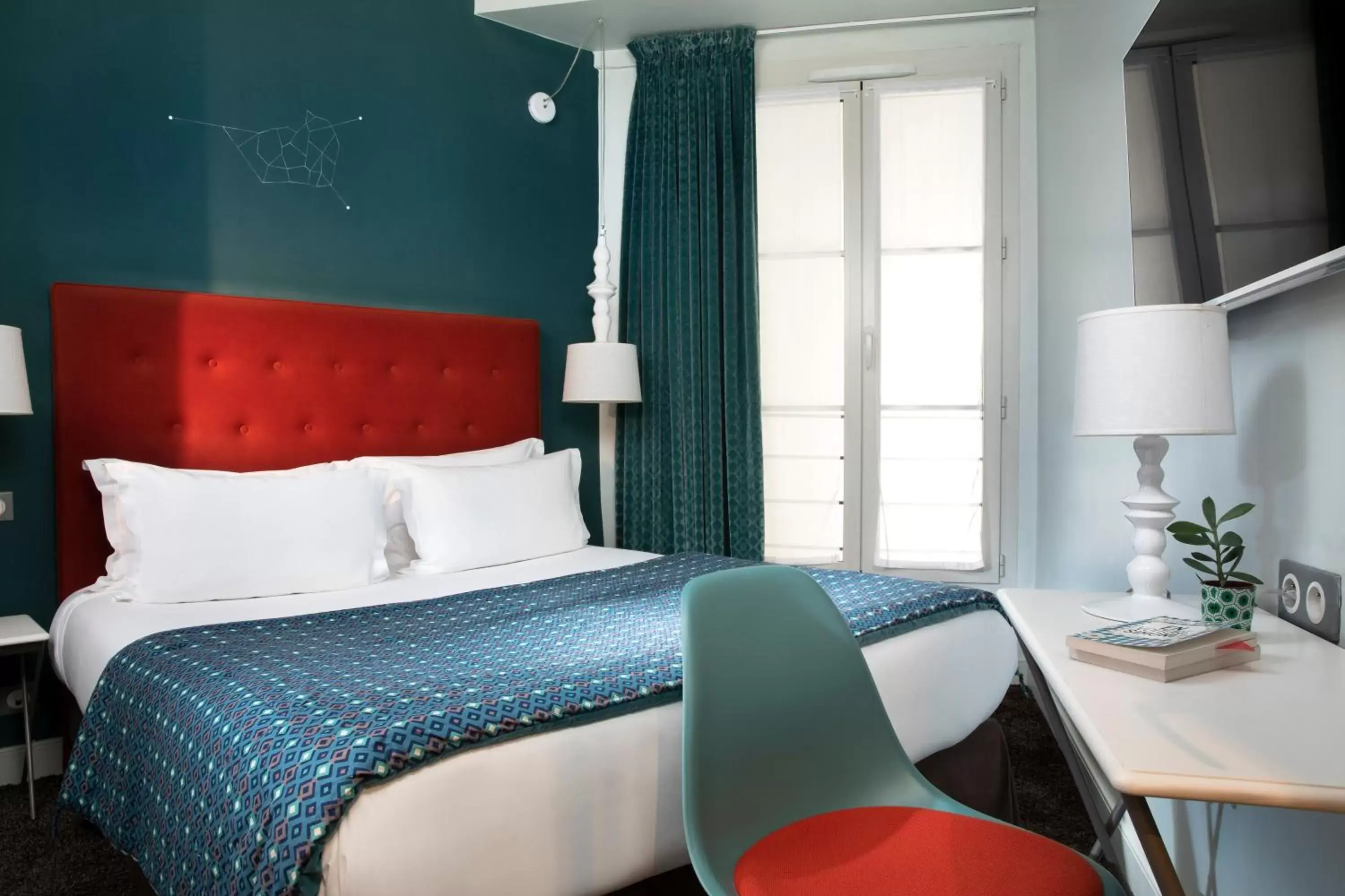 Photo of the whole room, Bed in Hôtel Marais Hôme Photo of the whole room, Bed in Hôtel Marais Hôme