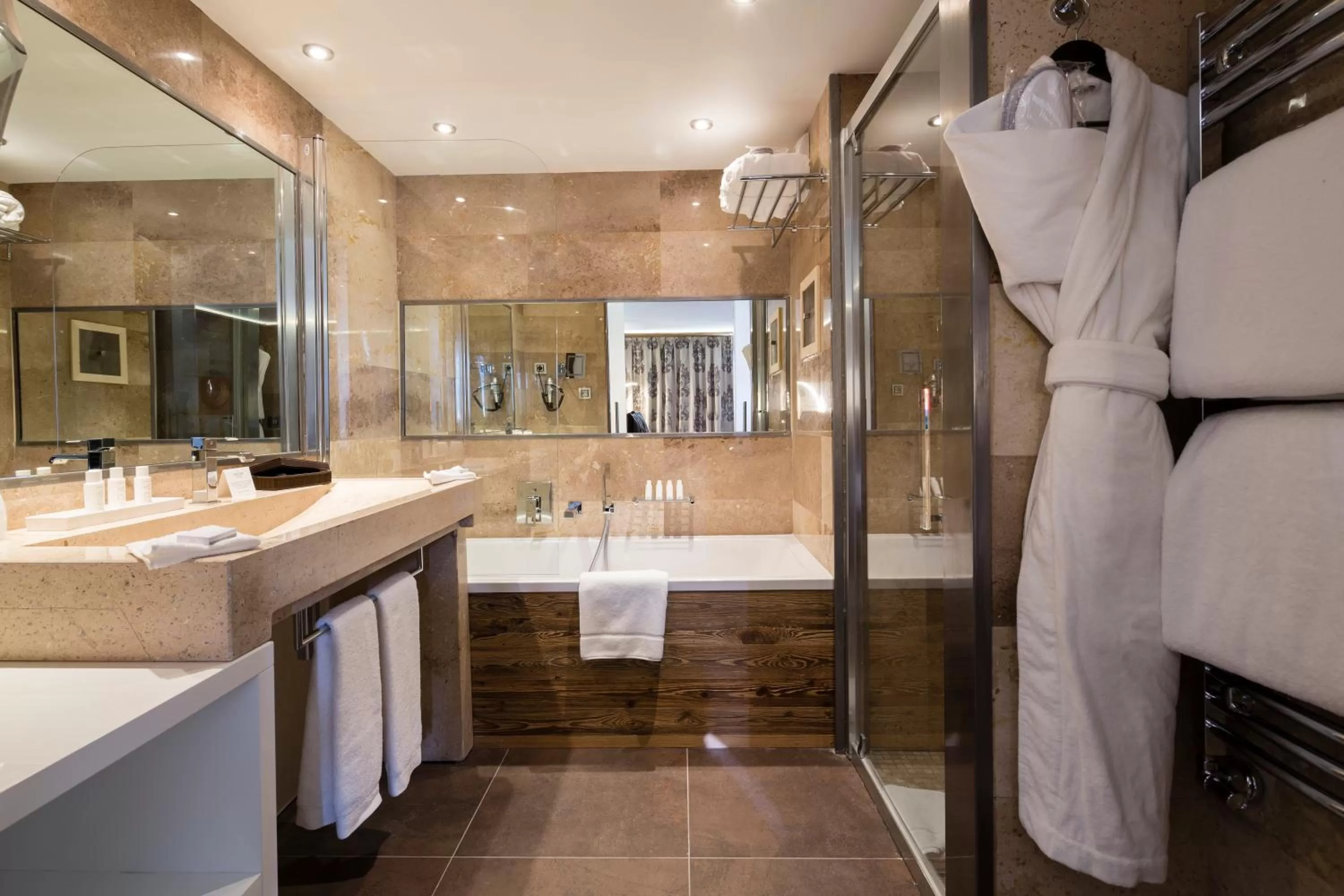 Bathroom in Hôtel Koh-I Nor by Les Etincelles