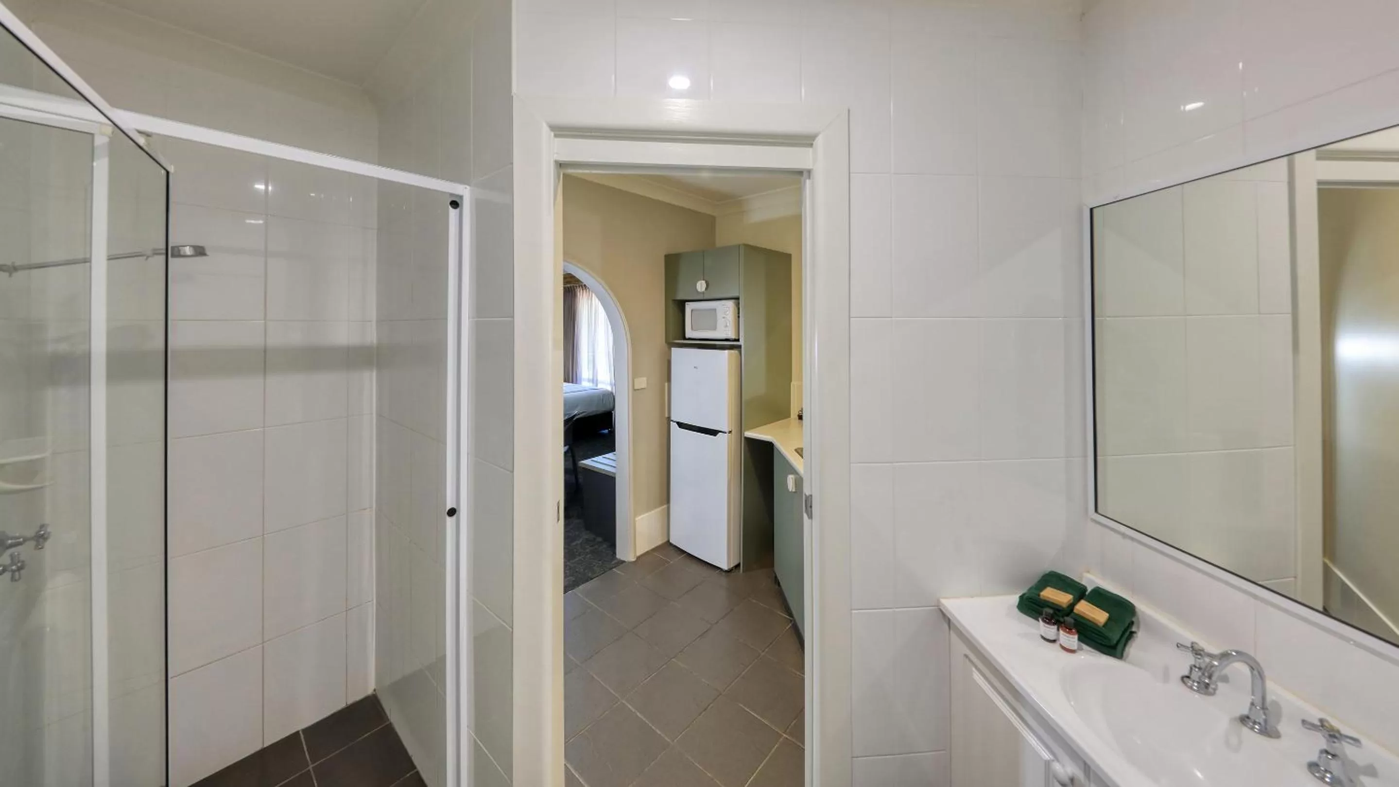 Bathroom in Hamilton Henry Parkes Motor Inn