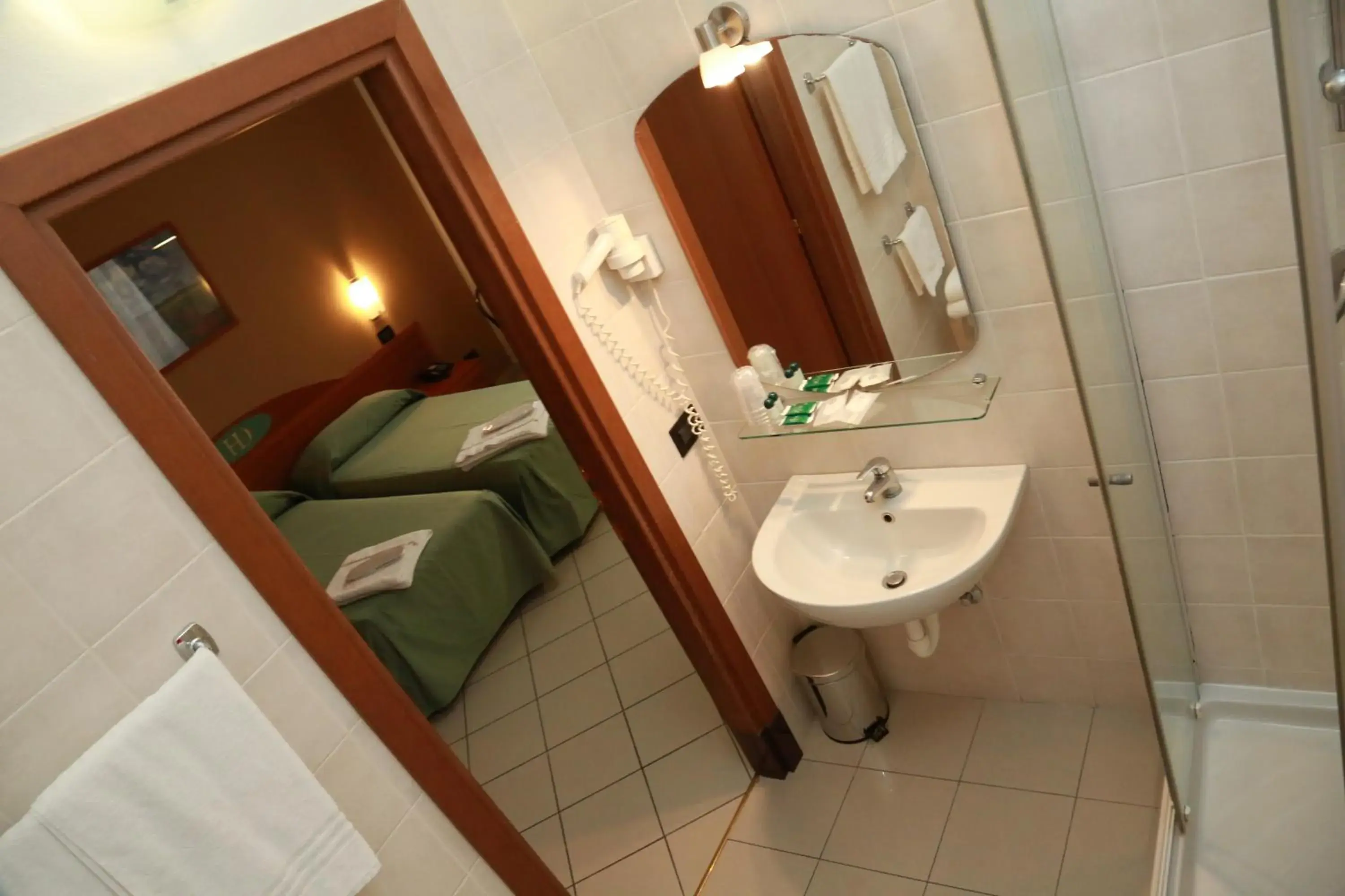 Shower, Bathroom in Hotel Dor