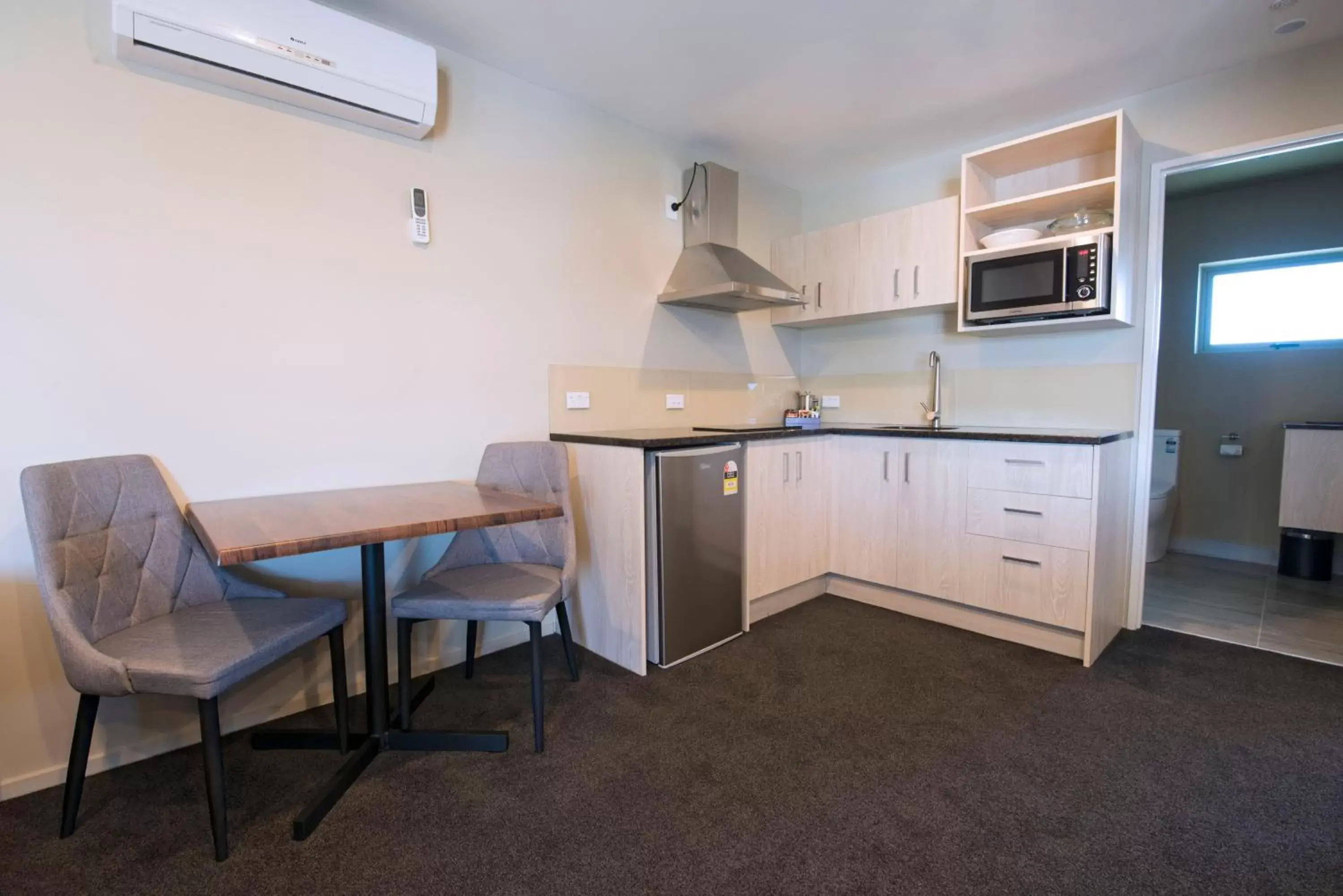 Kitchen/Kitchenette in Ellerslie Palms Motel