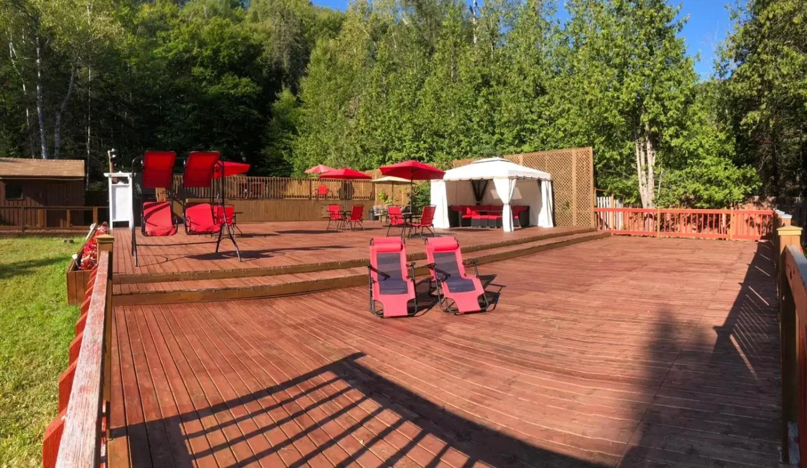 Patio in Hotel Le Petit Lac Sainte-Adèle