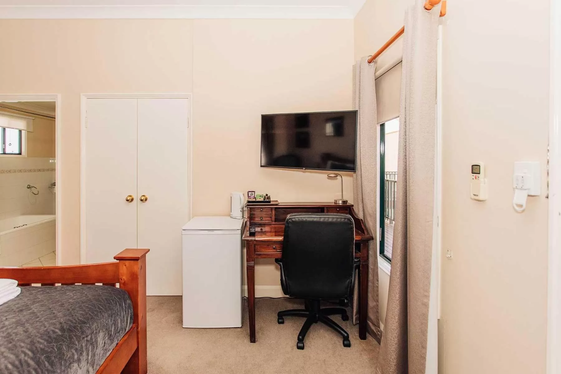 Bed in Settlers Hotel York