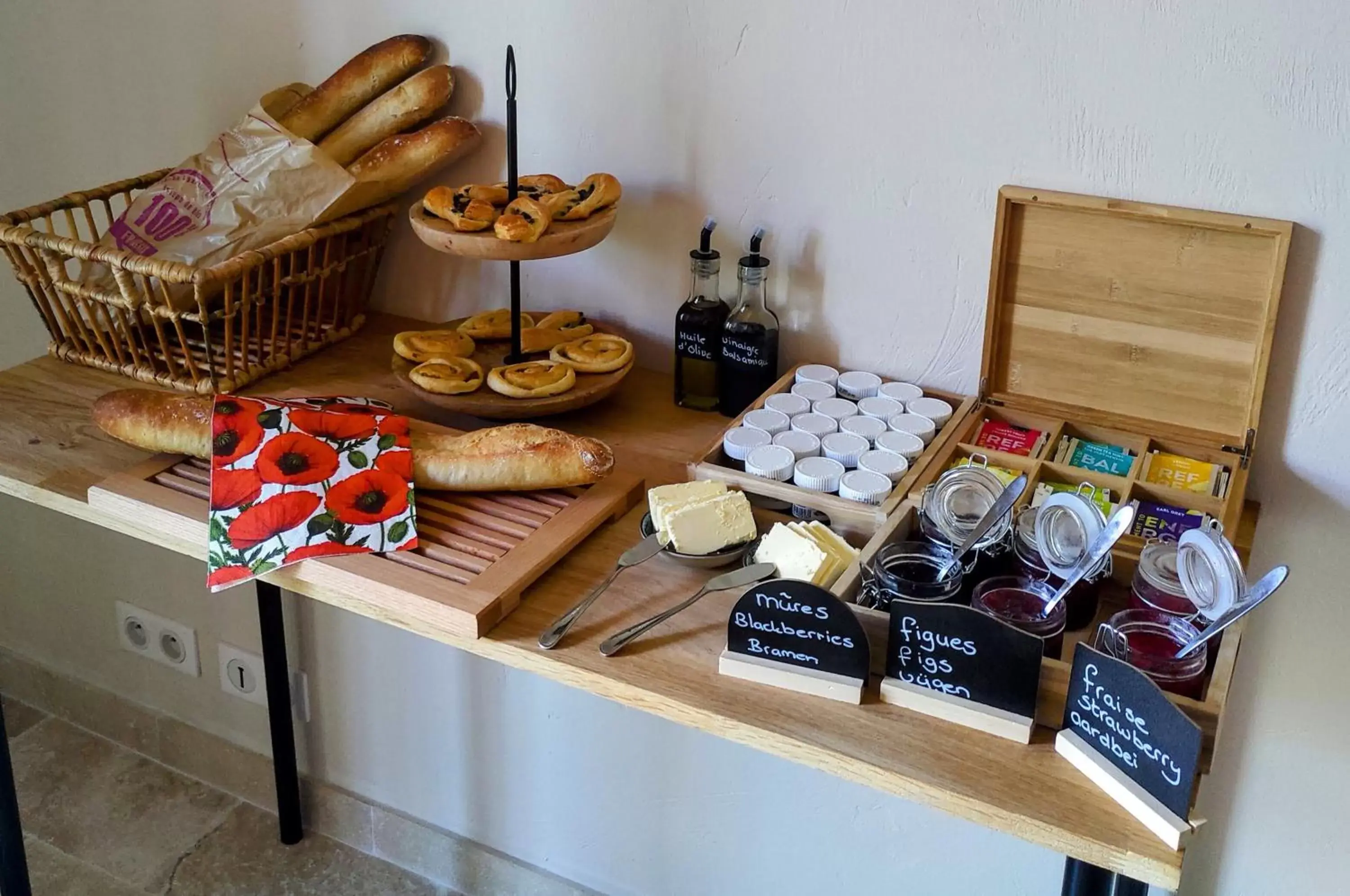 Coffee/tea facilities in Chambre d'hôtes Cottes