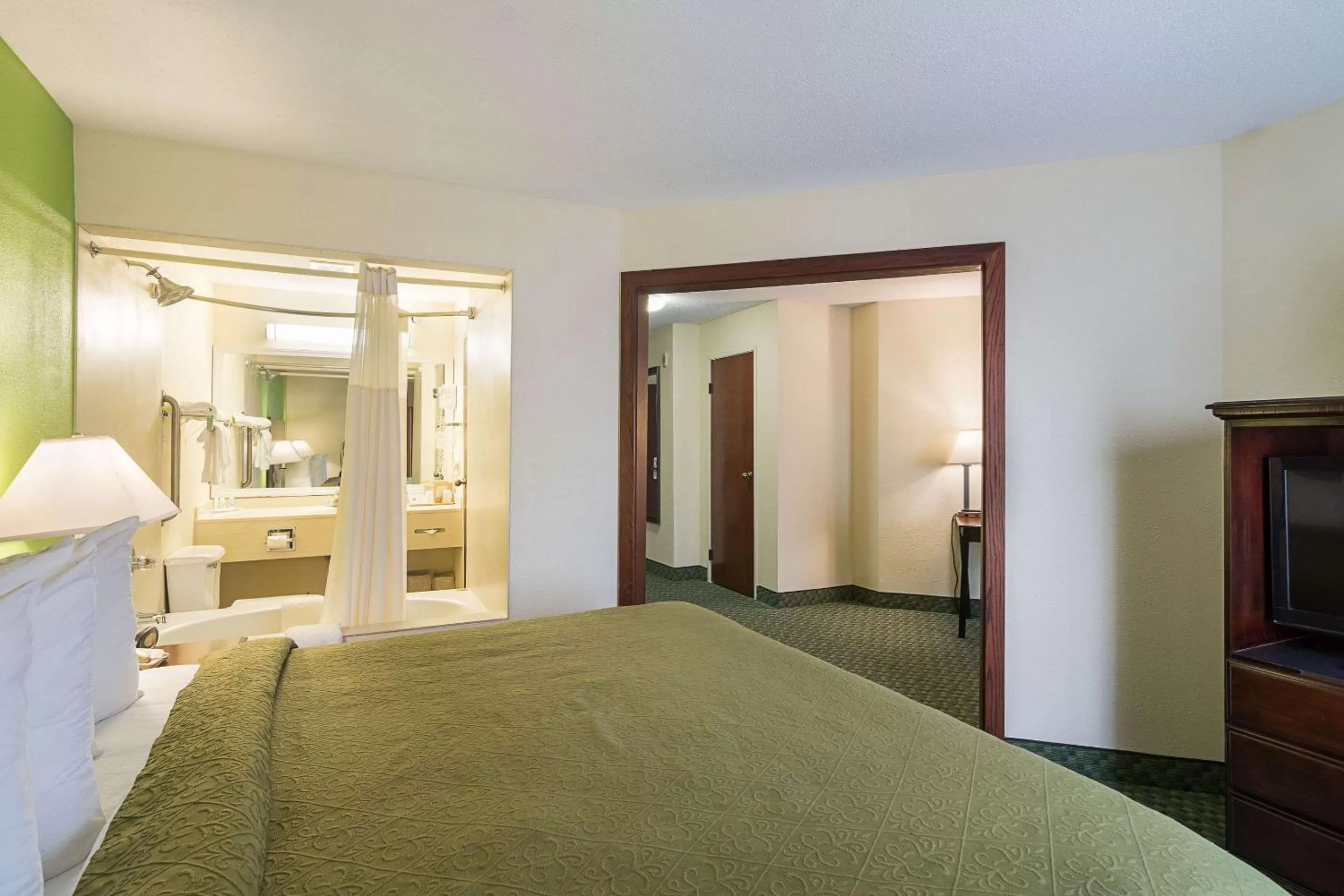 Photo of the whole room, Bed in Quality Inn & Suites Harvey - Chicago Southland