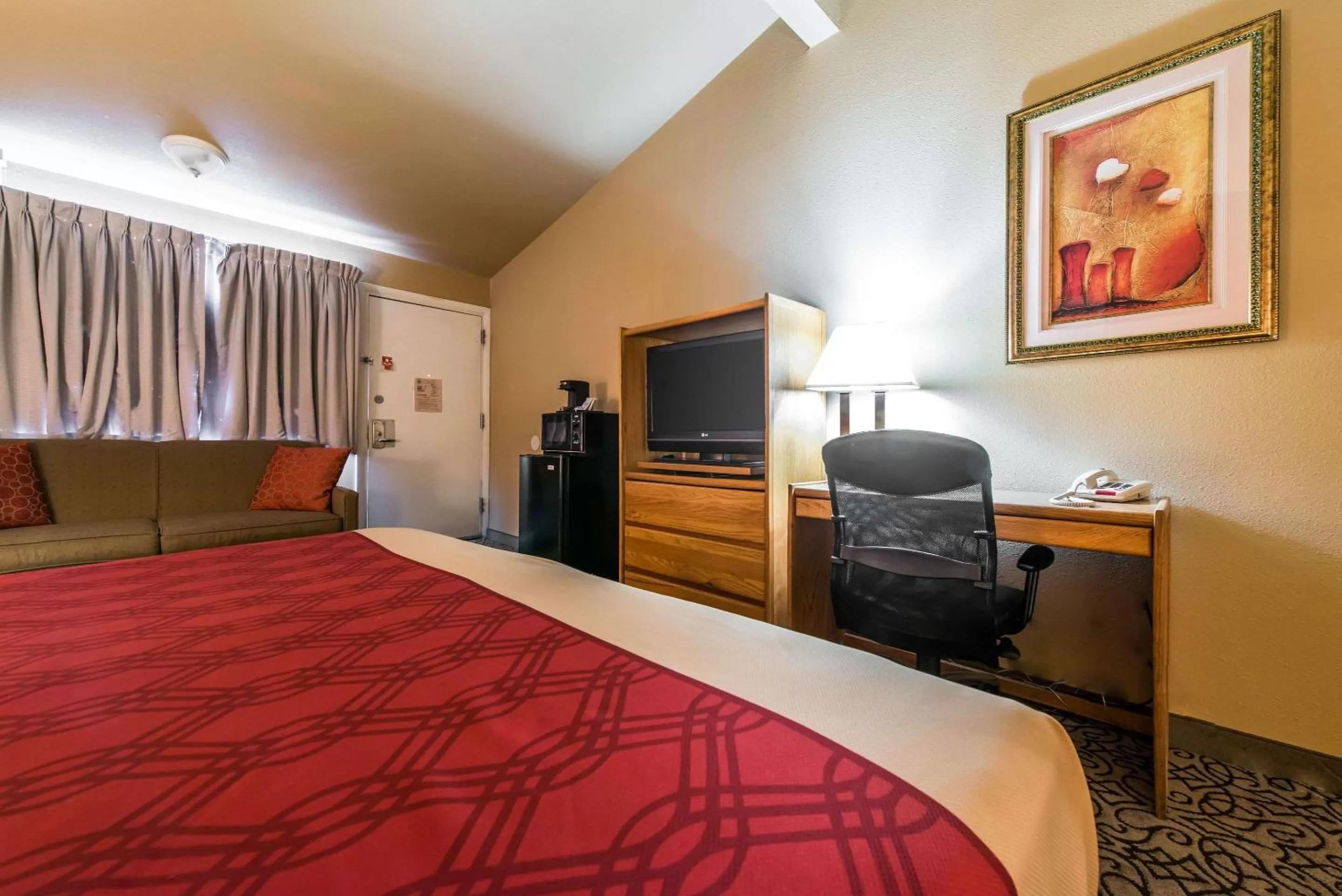 Photo of the whole room in Rodeway Inn