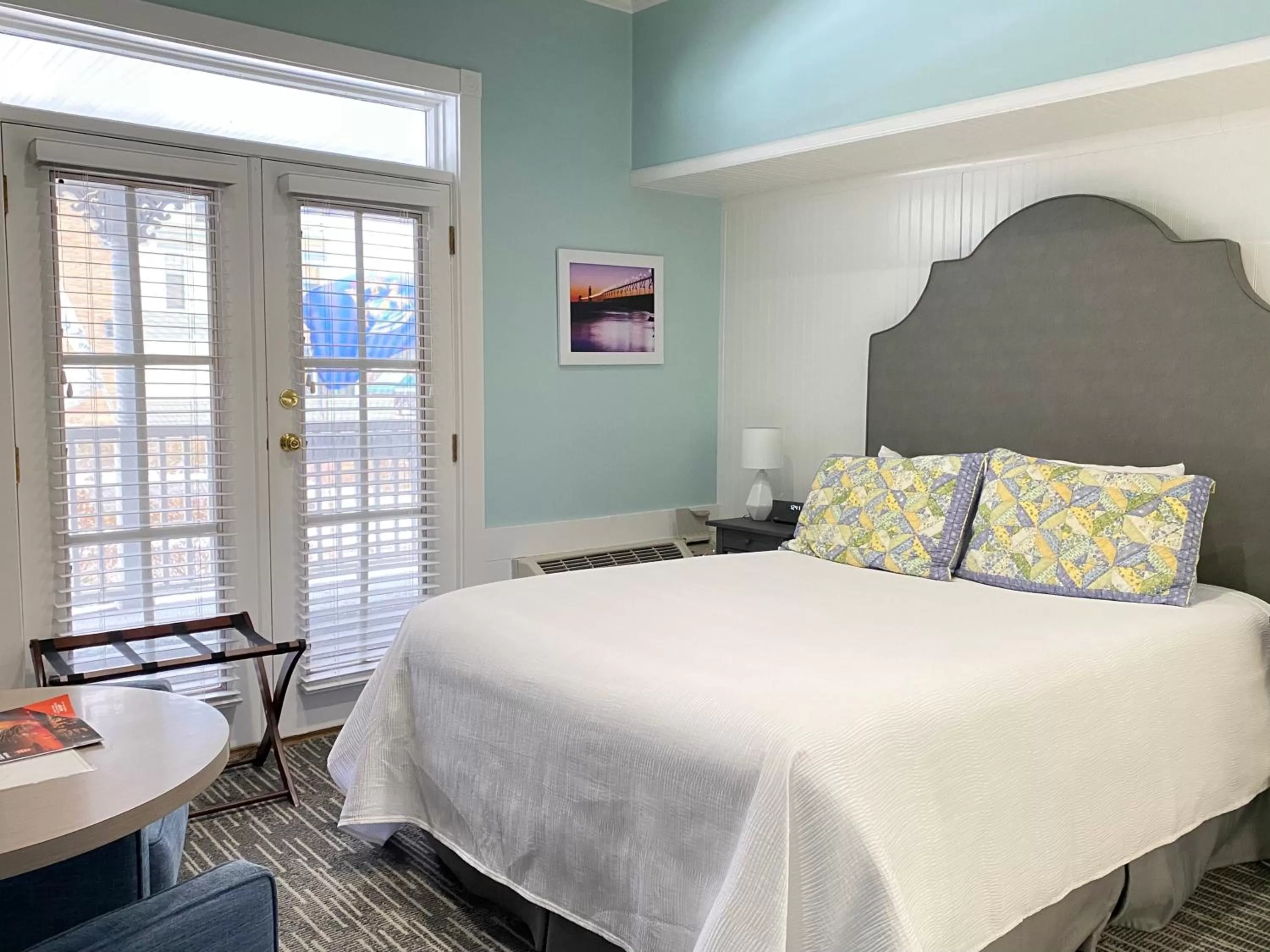 Deluxe Queen Room in Harbor House Inn