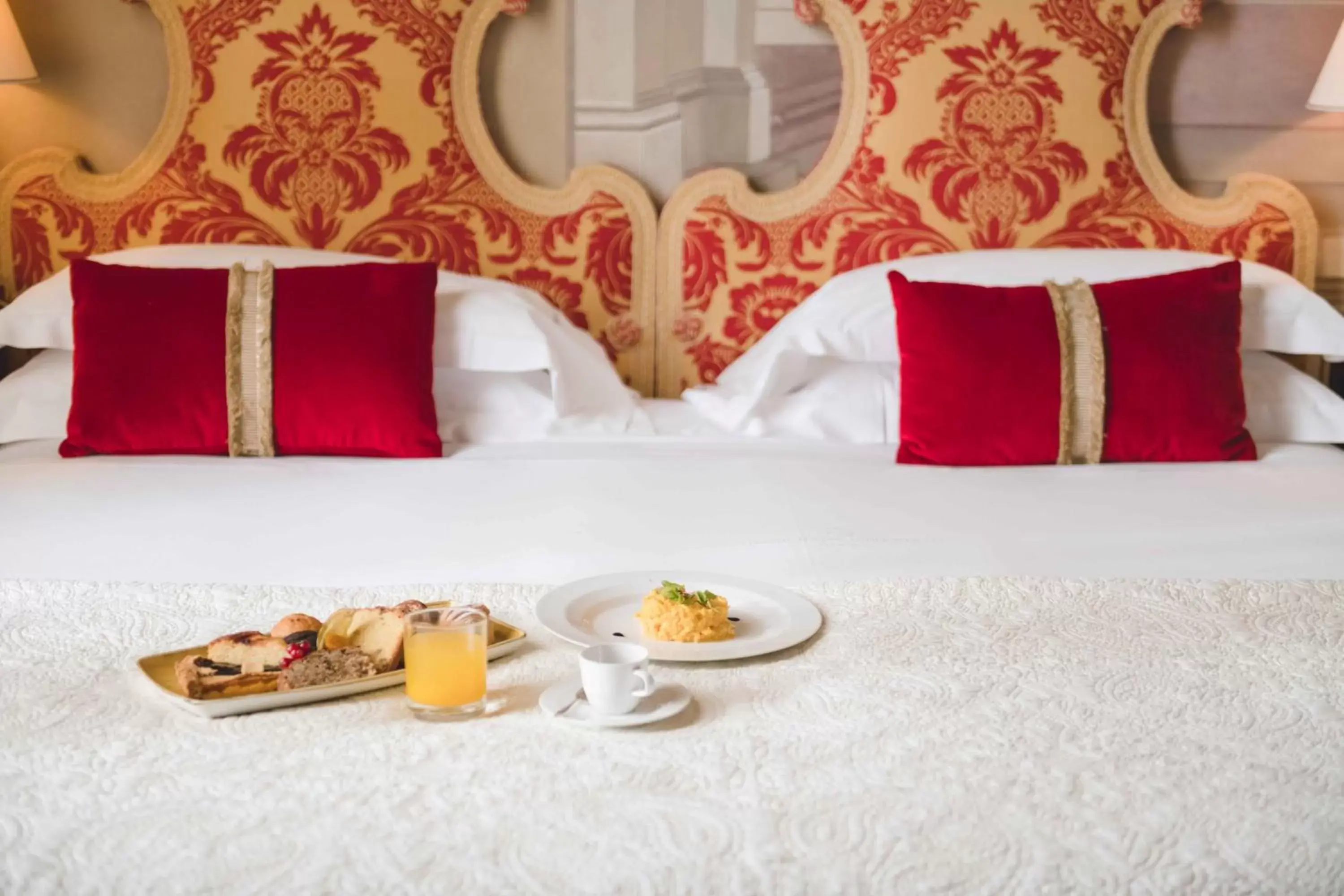 Breakfast, Bed in Grand Hotel Continental Siena - Starhotels Collezione