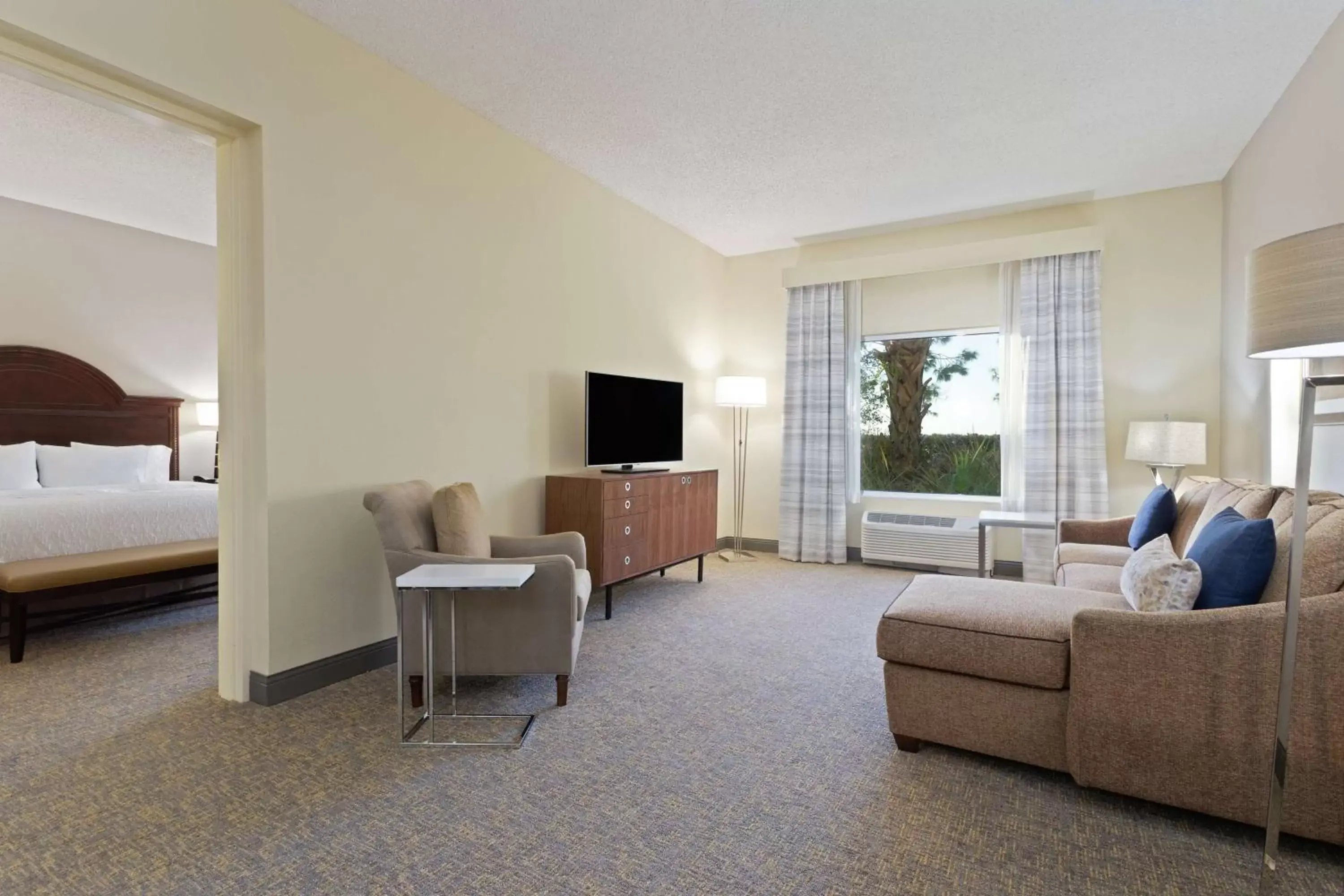 Bedroom, Seating Area in Hampton Inn & Suites Wellington