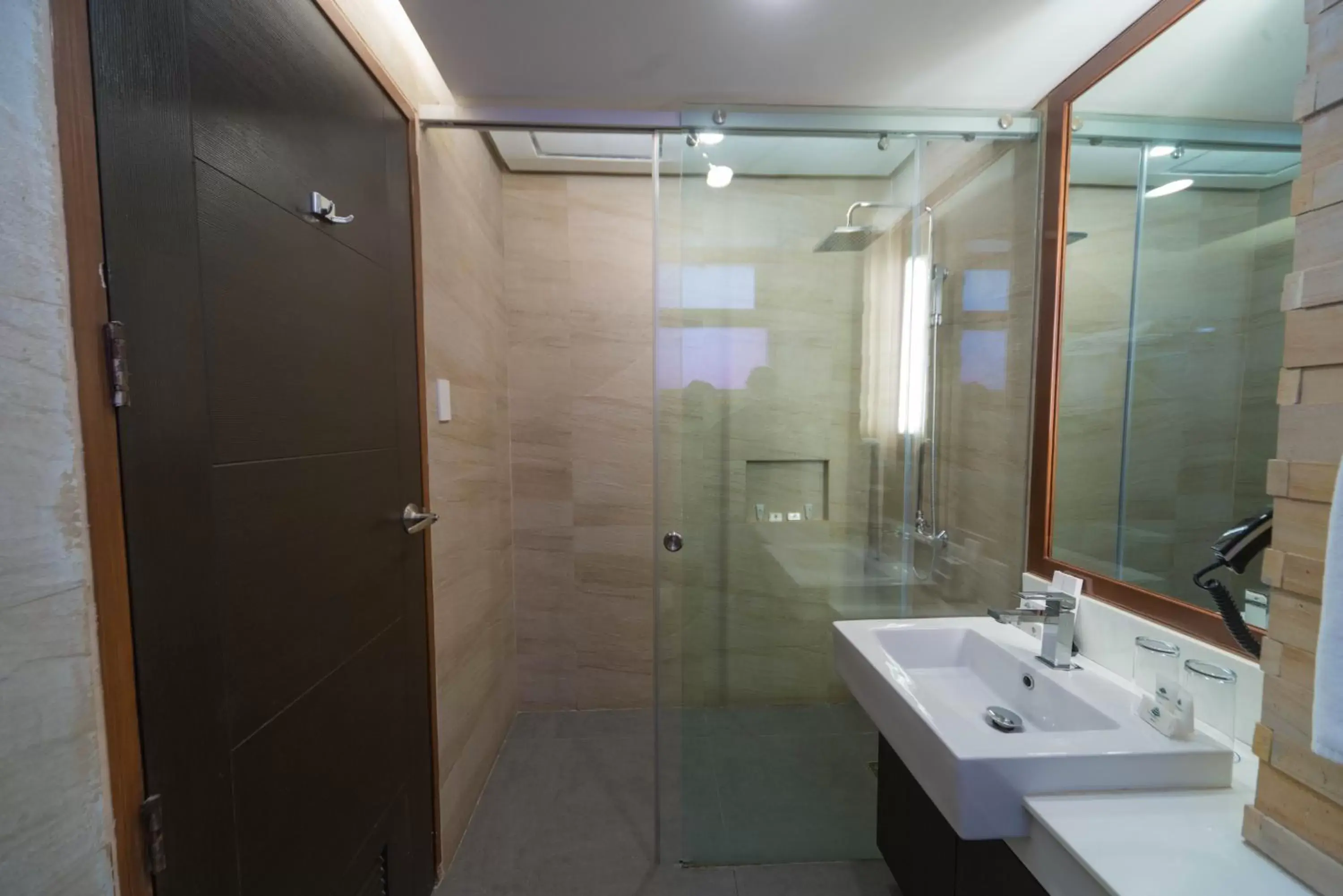 Shower, Bathroom in Grand Sierra Pines Hotel