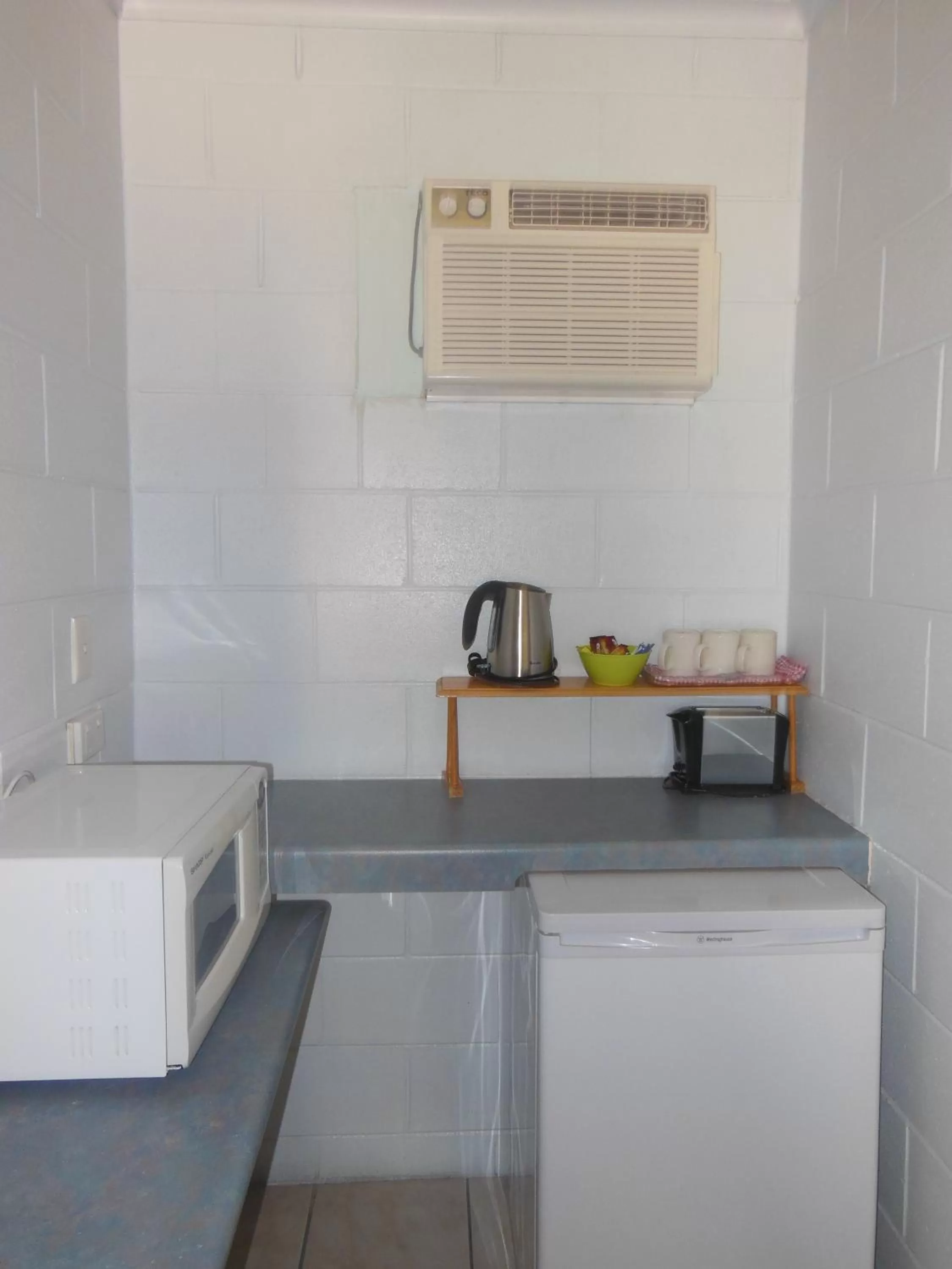 Kitchen or kitchenette in Country Road Motel