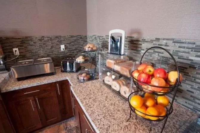 Food and drinks, Kitchen/Kitchenette in Western Star Inn and Suites Carlyle