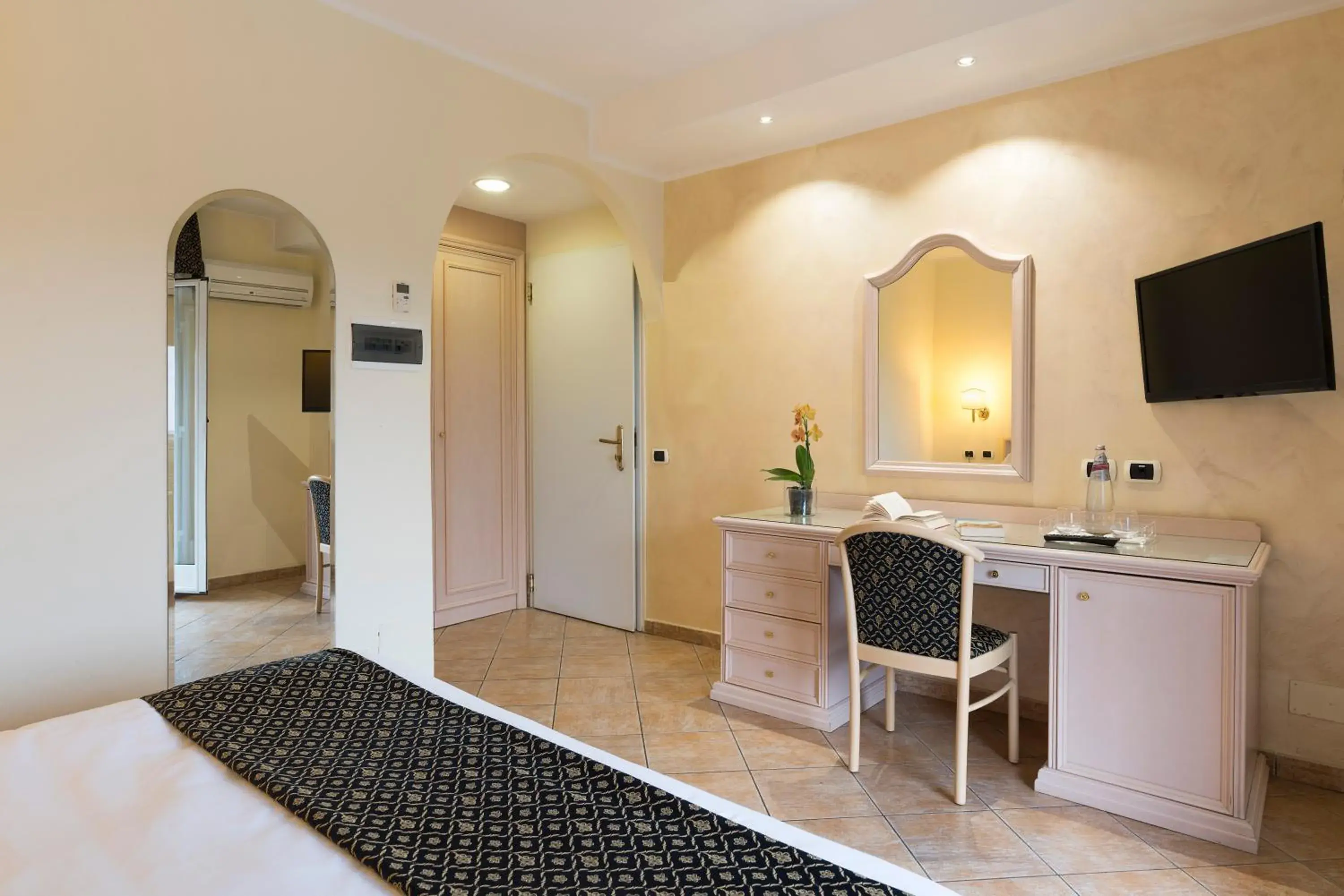 Bedroom, Kitchen/Kitchenette in Sant Alphio Garden Hotel & SPA