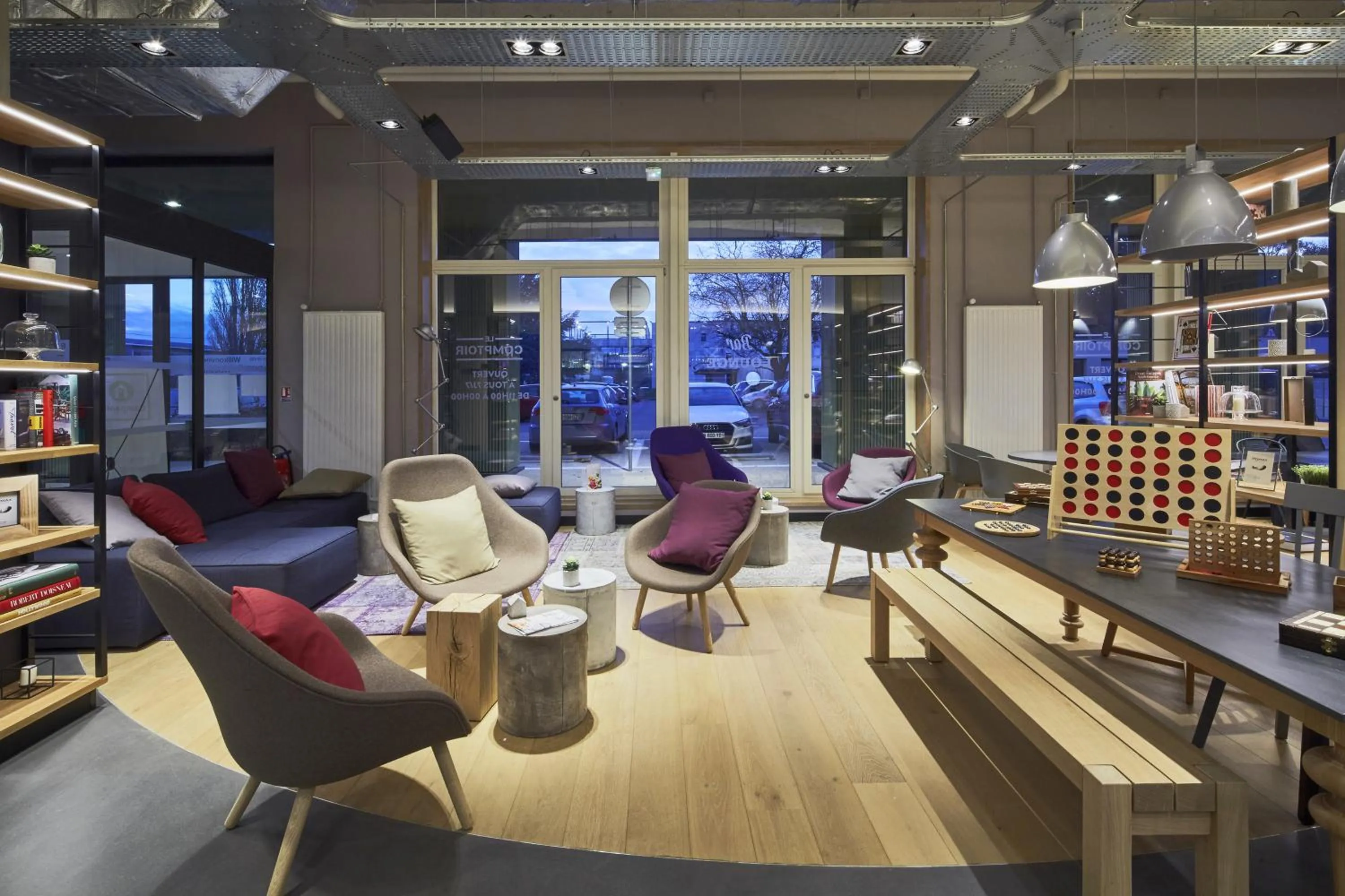 Lounge or bar in Campanile PRIME - Paris Saclay