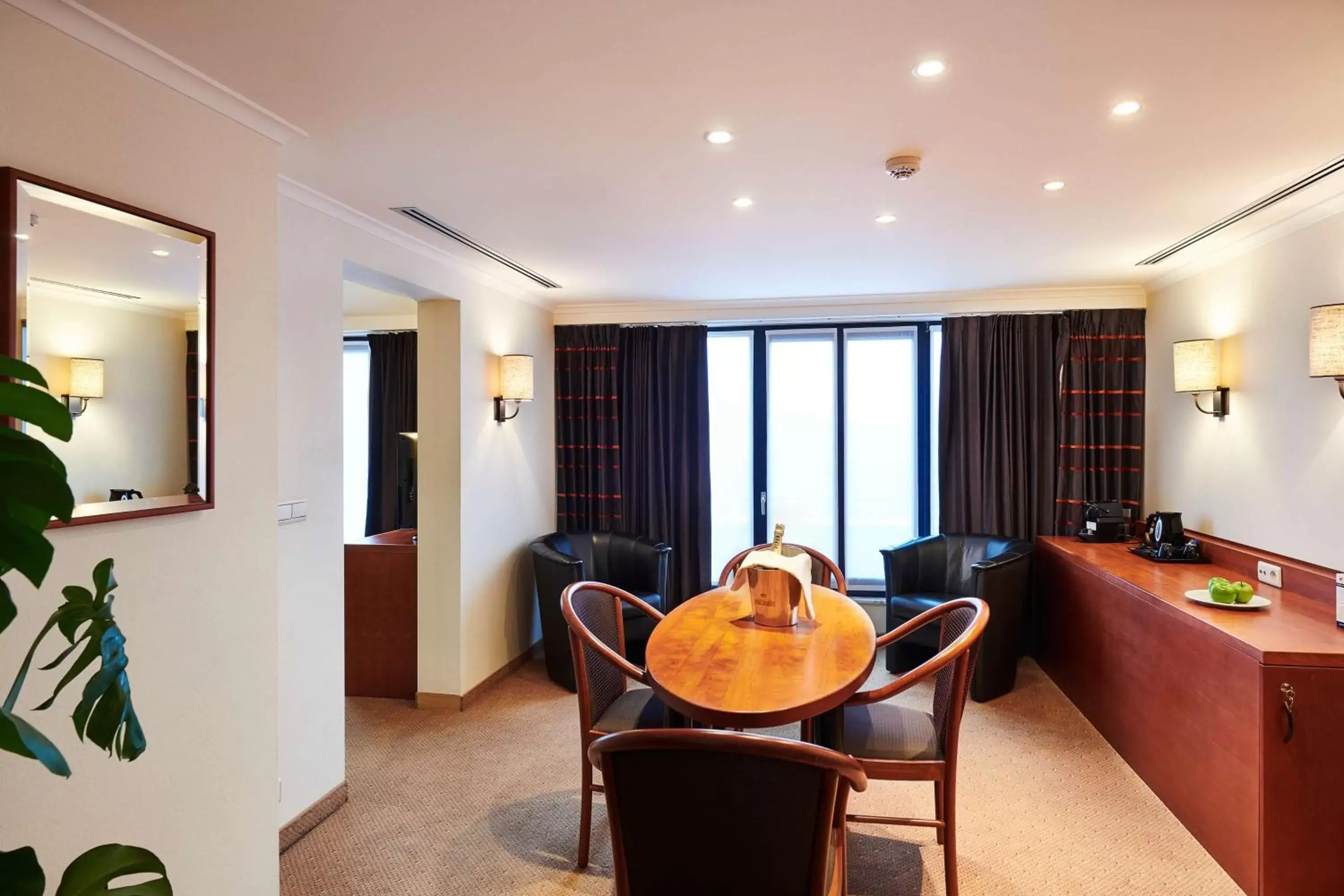 Photo of the whole room, Dining Area in Keizershof Hotel Aalst