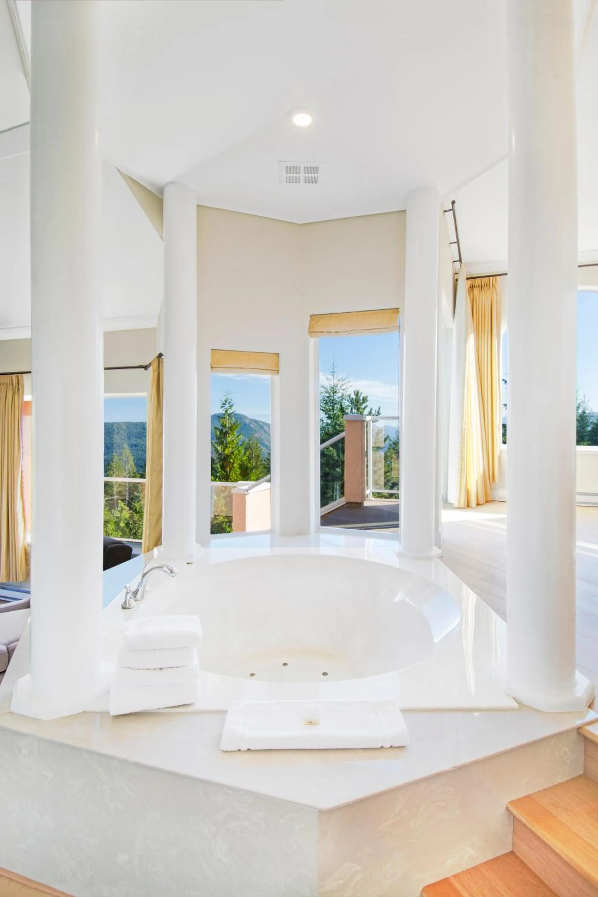 Bed in Villa Eyrie Resort