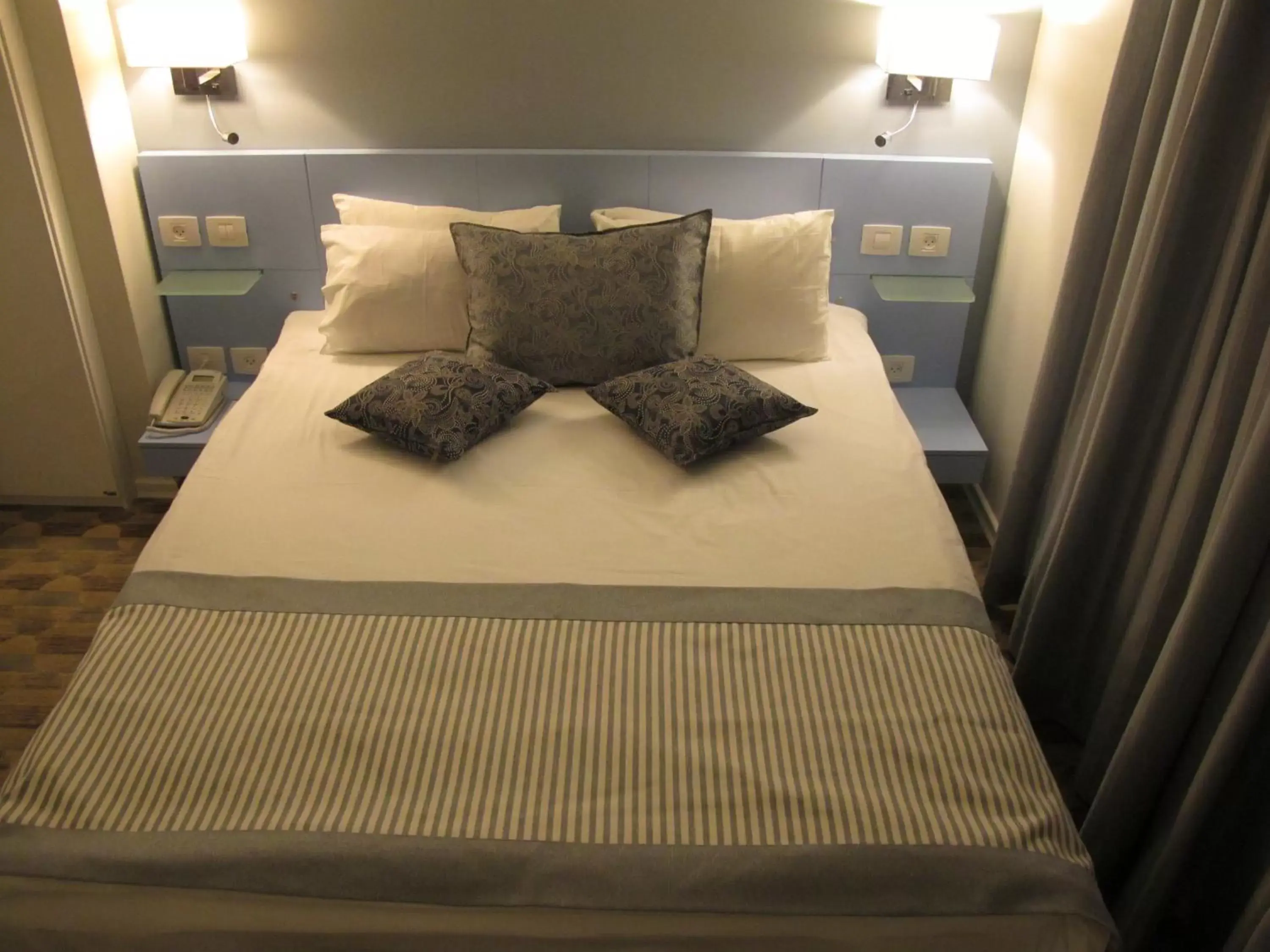 Bed in Best Western Regency Suites