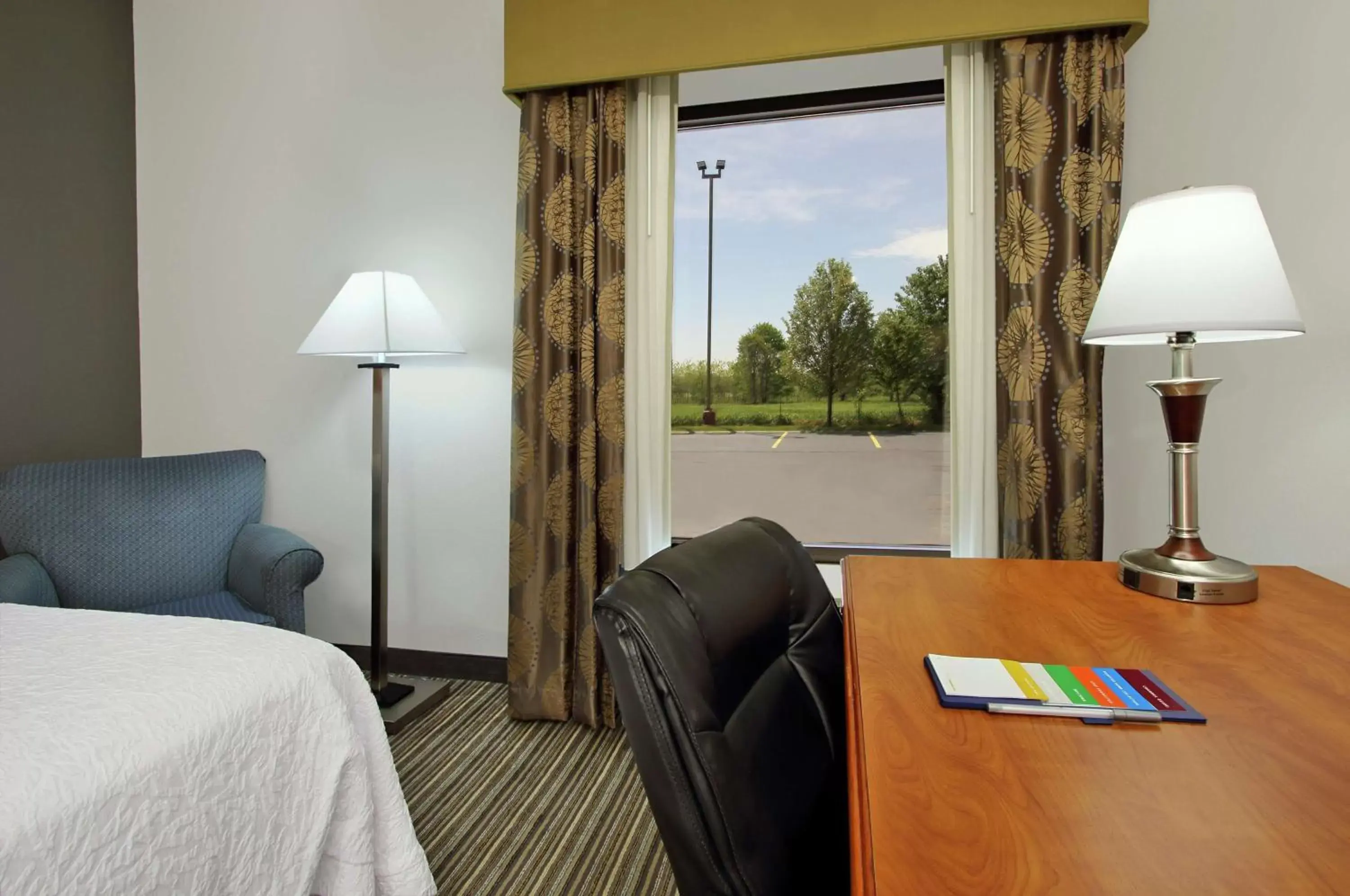 Bedroom, Seating Area in Hampton Inn Ashtabula