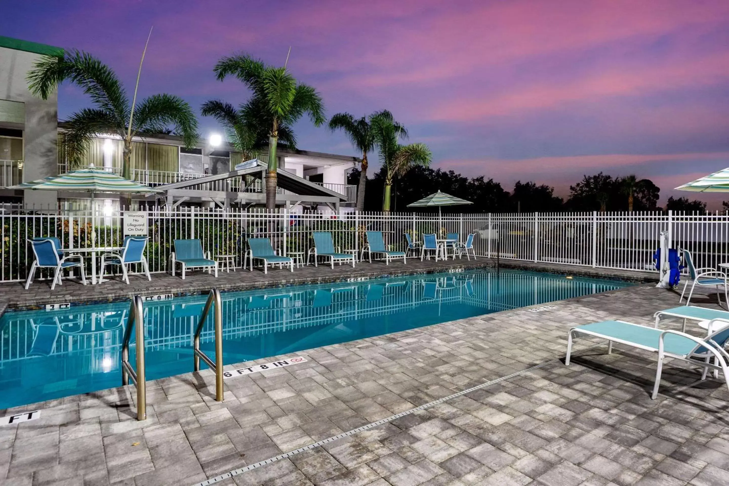 Property building, Swimming Pool in Quality Inn Bradenton - Sarasota North